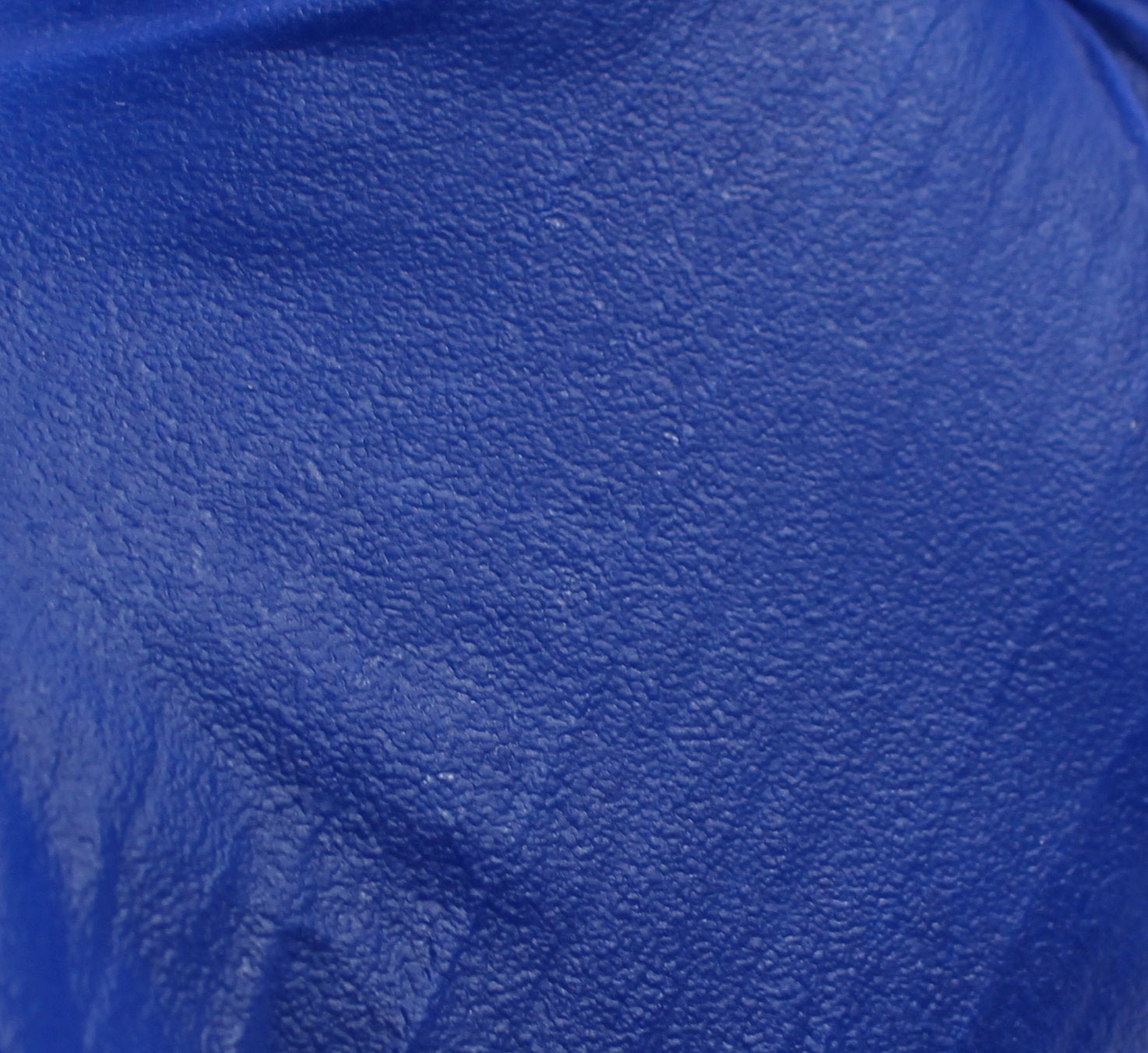 Ein Bild von blauen Einmalhandschuhen aus Latex, die auf einem weißen Hintergrund abgebildet sind. Die Handschuhe sind puderfrei und weisen eine strukturierte Oberfläche auf, die für besseren Grip sorgt. Sie sind in einer natürlichen Handform gestaltet, um eine optimale Passform und Beweglichkeit zu gewährleisten. Die Handschuhe sind einzeln gefaltet und liegen ansprechend nebeneinander, was ihre Verwendung in medizinischen oder pflegerischen Umgebungen unterstreicht.