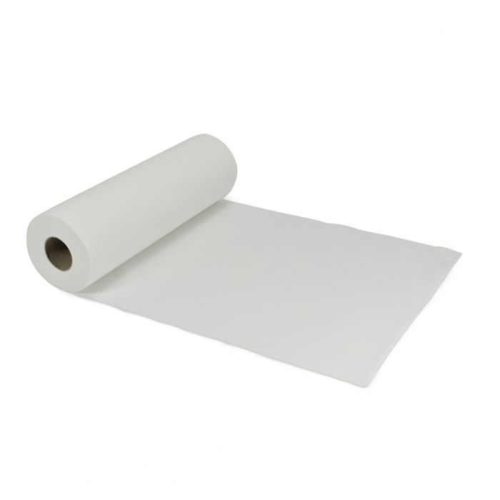 Bild einer modernen Liegenabdeckung in hellem Beige, die eine Liege im Außenbereich schützt. Die Abdeckung hat eine wasserabweisende Oberfläche und passt perfekt über die gesamte Liege, einschließlich Rückenlehne und Beinen. Sie ist faltbar und hat seitliche Schlaufen zur Sicherung. Im Hintergrund sind unscharfe Grünpflanzen sichtbar, die einen Garten- oder Terrassenbereich stilvoll umrahmen.