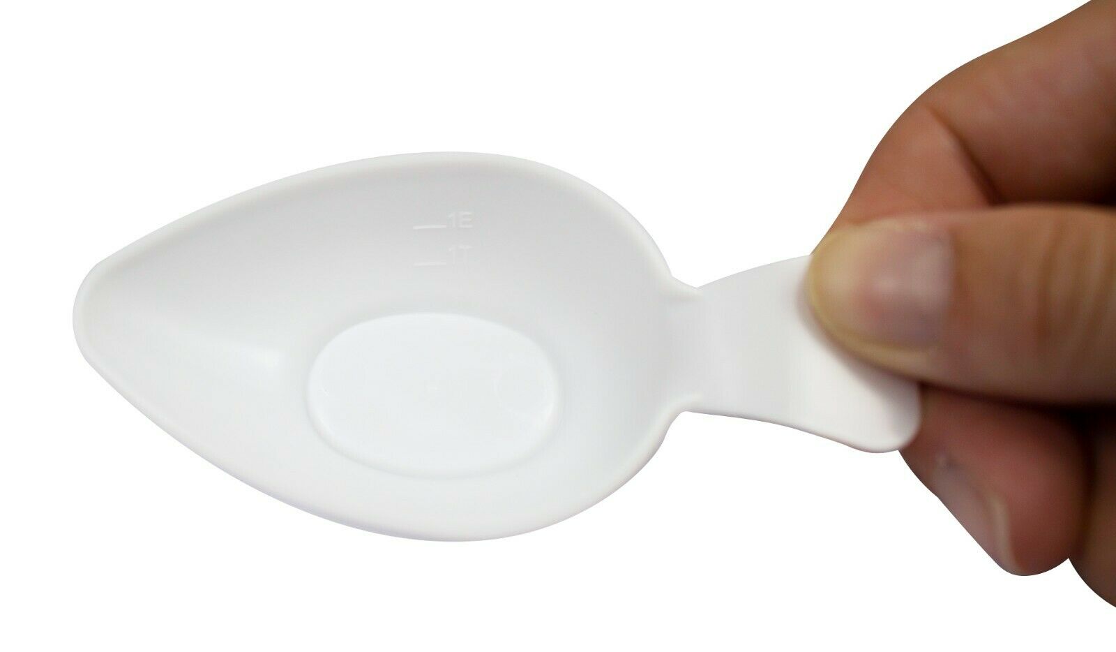 Weißer Kunststoff-Medikamentenlöffel mit einer leicht gebogenen Form, ideal für die präzise Dosierung von flüssigen Medikamenten. Der Löffel hat eine breite, flache Oberfläche für ein einfaches Messen und Einnehmen. Die Skala auf der Innenseite ist deutlich lesbar und ermöglicht eine genaue Abmessung in Millilitern. Der Griff ist ergonomisch gestaltet, um einen sicheren Halt zu gewährleisten. Dieses praktische Hilfsmittel eignet sich hervorragend für Kinder und Erwachsene, die Medikamente einnehmen müssen.