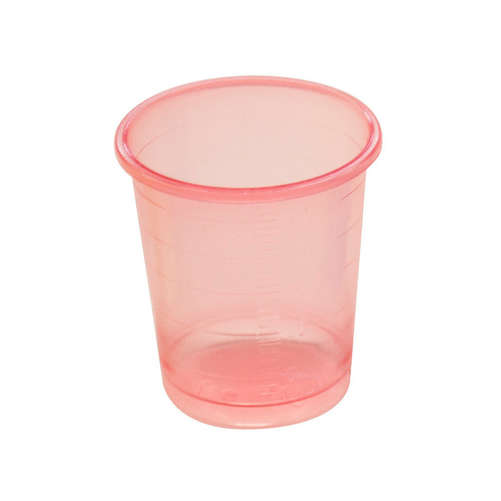 Ein transparenter Medikamentenbecher steht auf einem hellen Hintergrund. Der Becher hat eine klare Skala zur Dosierungsanzeige an der Seite, die in Millilitern und Unzen markiert ist. Er ist leicht gewölbt und hat einen stabilen, breiten Boden. Der Deckel des Bechers ist dunkelblau und hat eine praktische Öffnung für das Trinken. Um den Becher sind einige graue Tabletten verteilt, die die Verwendung des Bechers als Medikamentenbehälter verdeutlichen.