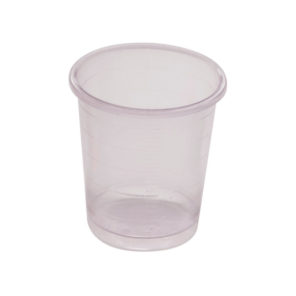 Transparenter Medikamentenbecher mit einer Füllmenge von 30 ml, der auf einem weißen Hintergrund abgebildet ist. Er hat eine graduierte Skala, die eine präzise Dosierung ermöglicht, und ist in einem Stapel von mehreren Bechern angeordnet. Die Becher bestehen aus recycelbarem Material, wodurch sie umweltfreundlich sind. Auf dem Becher sind klare Markierungen für die Milliliter-Anzeige zu sehen. Die Abbildung zeigt auch eine kleine Menge Flüssigkeit im Becher, um die Verwendung zu verdeutlichen.