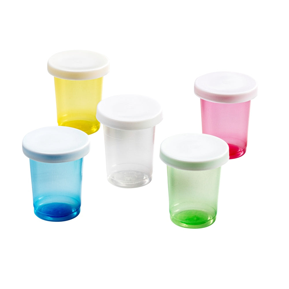 Ein blauer Medikamentenbecher mit einem durchsichtigen Deckel steht auf einem weißen Hintergrund. Der Becher hat eine leicht konische Form und ist aus Kunststoff gefertigt. Er besitzt klare Markierungen für Dosierungen und ein großzügiges Fassungsvermögen. Der Deckel ist fest schließend und verhindert ein Auslaufen der Inhalte. Auf der Oberfläche des Bechers sind einfache Symbole und Hinweise zur Verwendung aufgedruckt. Dieser Becher eignet sich ideal zur Aufbewahrung und sicheren Einnahme von Medikamenten.