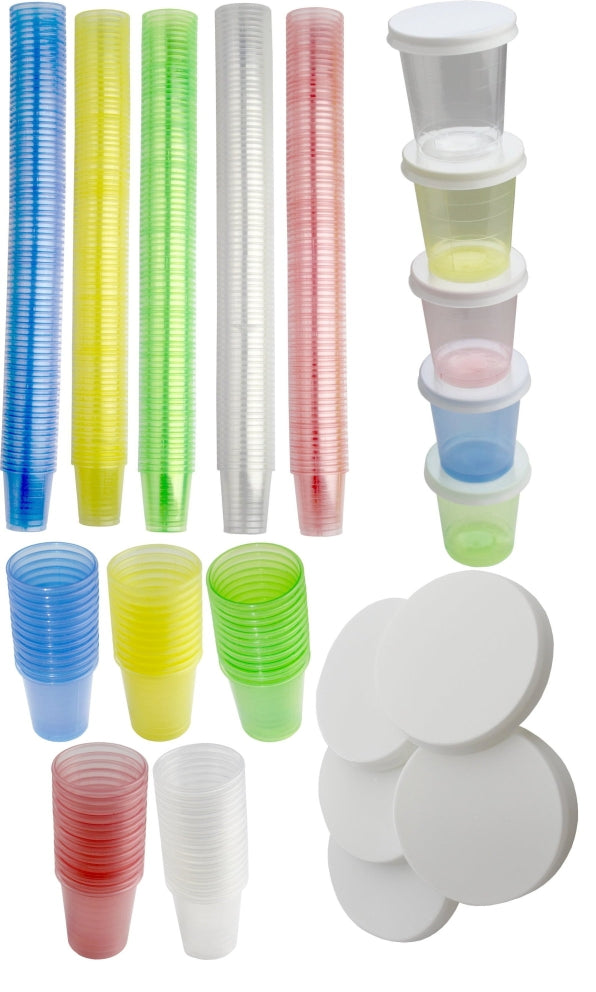 Ein gelber Medikamentenbecher mit Deckel steht auf einem weißen Hintergrund. Der Becher hat eine transparente, leicht gewölbte Form und ist oben offen, während der Deckel passgenau sitzt, um den Inhalt zu schützen. Auf der Becheroberfläche sind klare Maßlinien und Symbole abgebildet, die zur Dosierung von Medikamenten dienen. Der Becher wirkt robust und ist aus Kunststoff gefertigt. Die leuchtende gelbe Farbe verleiht dem Produkt ein freundliches Aussehen und macht es leicht erkennbar.