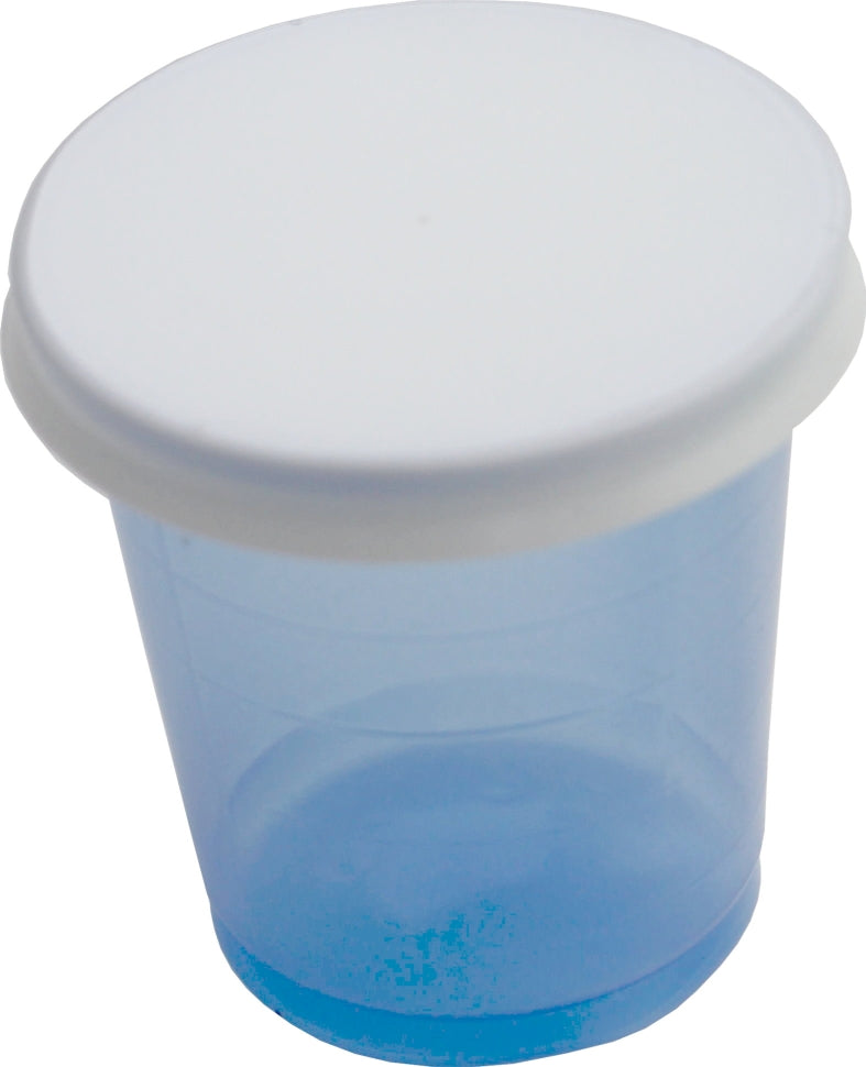 Gelber Medikamentenbecher mit Deckel. Der Becher ist aus durchsichtigen Kunststoff gefertigt und ermöglicht eine einfache Sicht auf den Inhalt. Er hat eine runde Form mit einem breiten, stabilen Boden, der für einen sicheren Stand sorgt. Der Deckel schließt dicht und verhindert das Auslaufen von Flüssigkeiten. Auf der Oberfläche sind messgenaue Markierungen in Millilitern und Unzen eingeprägt, die eine präzise Dosierung ermöglichen. Der Becher ist ideal für die Aufbewahrung und Einnahme von Medikamenten.