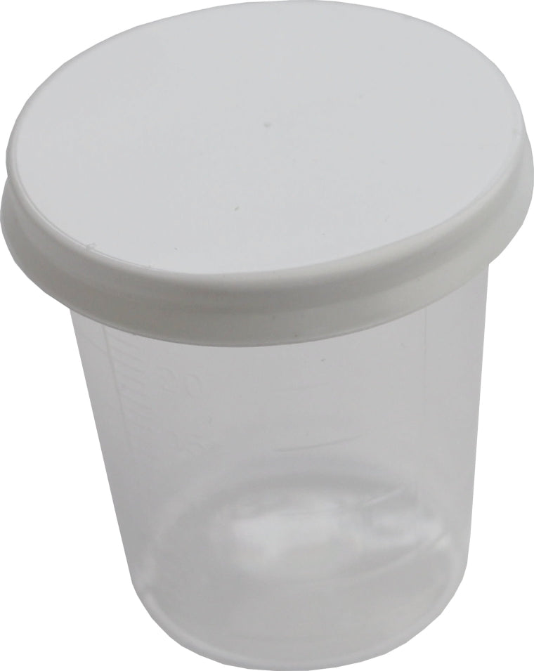 Transparenten Medikamentenbecher mit Deckel auf weißem Hintergrund. Der Becher hat eine klare, glänzende Oberfläche und eine annähernd zylindrische Form mit einer leicht abgerundeten Oberkante. Die Schriftzüge auf dem Becher, die verschiedene Dosierungsangaben und eine Skala zur Messung enthalten, sind gut lesbar. Der Deckel ist passgenau und farblich abgestimmt, wodurch eine sichere Aufbewahrung von Medikamenten gewährleistet wird.