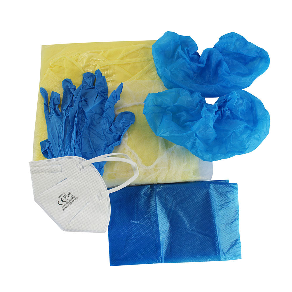 Ein medizinisches MRSA-Set, das einen zertifizierten Infektionsschutzkittel zeigt. Der Kittel ist hellblau und aus einem leicht glänzenden, atmungsaktiven Material gefertigt. Im Vordergrund sind transparenten Verpackungen zu sehen, die das Set umgeben. Die Verpackung enthält zusätzlich Schutzmasken und Handschuhe. Der Kittel hat lange Ärmel, einen weit ausgeschnittenen Kragen und ist an den Seiten offen, um eine einfache Handhabung zu gewährleisten.