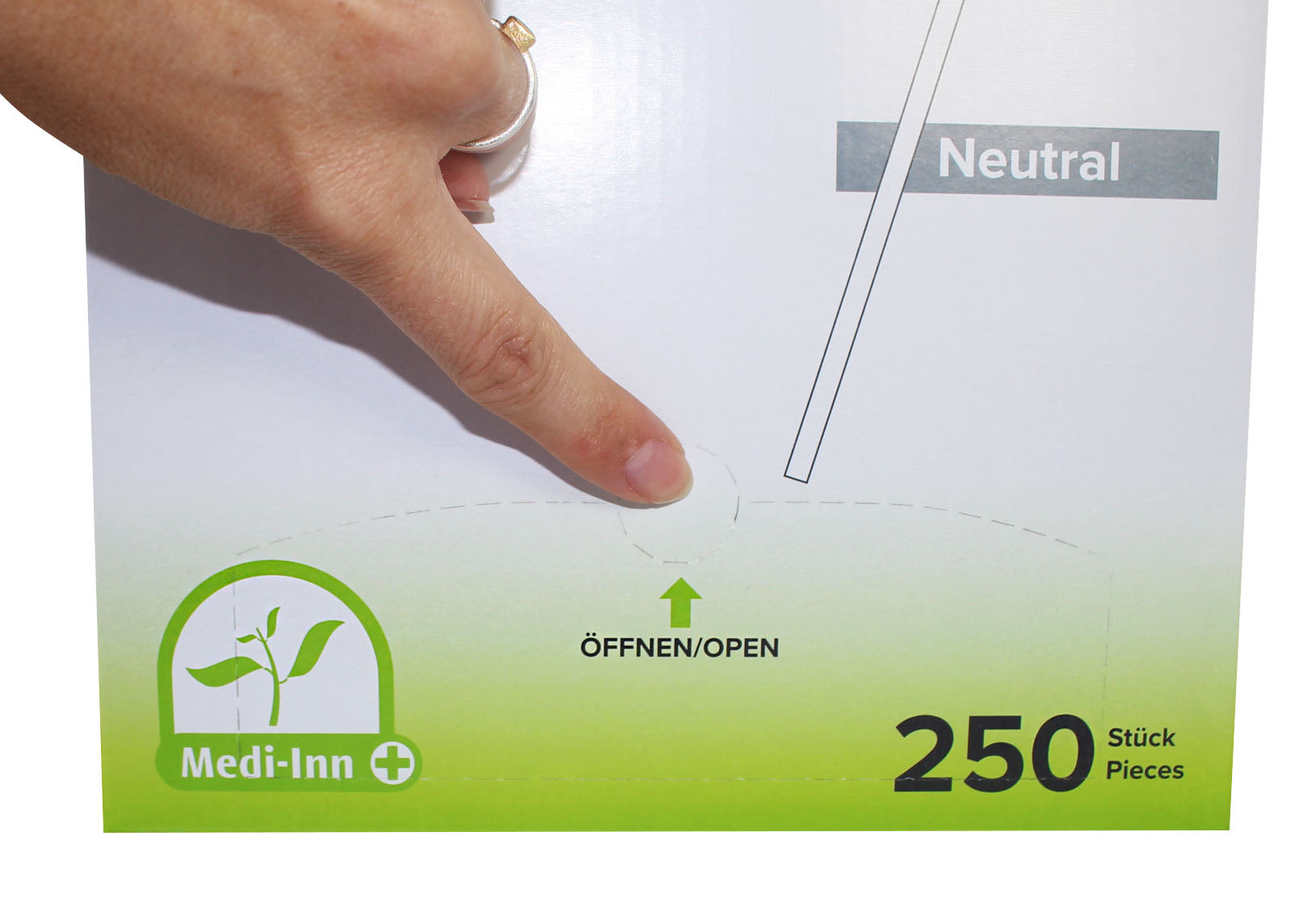 Bild eines Produktpakets mit „Medi Inn Mundpflegestäbchen“, die zuckerfrei sind. Die Verpackung ist in sanften Farben gehalten und zeigt eine stilisierte Darstellung der Stäbchen. Auf der Vorderseite sind die wichtigsten Produktinformationen, einschließlich des Hinweises auf die Zuckerfreiheit, gut lesbar. Das Design wirkt freundlich und ansprechend, geeignet für die Mundpflege. Im Hintergrund verstecken sich vertikale Linien, die dem Bild Struktur verleihen.