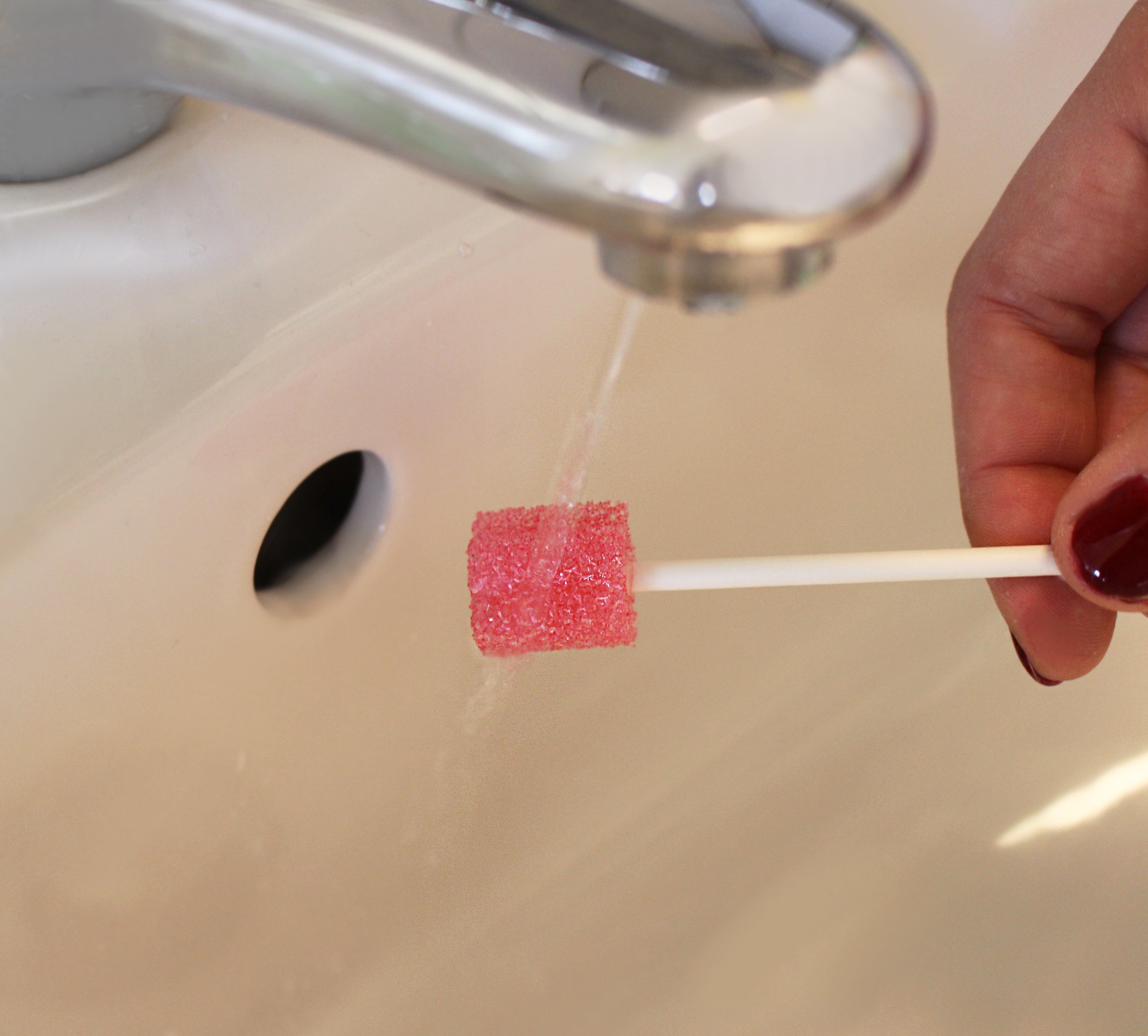 Alt-Text: Abgebildet ist eine Packung mit Medi Inn Mundpflegestäbchen, die sich auf einem weißen Untergrund befindet. Die Verpackung ist farbenfroh gestaltet und zeigt den Markennamen "Medi Inn" sowie den Hinweis "Zuckerfrei zur Mundpflege". Die Stäbchen sind lang und dünn, mit einer glatten Oberfläche, die darauf hinweist, dass sie für die Zahnpflege geeignet sind. Der Hintergrund ist neutral, wodurch die Produktverpackung und die Stäbchen deutlich zur Geltung kommen. Ideal für die tägliche Mundhygiene.