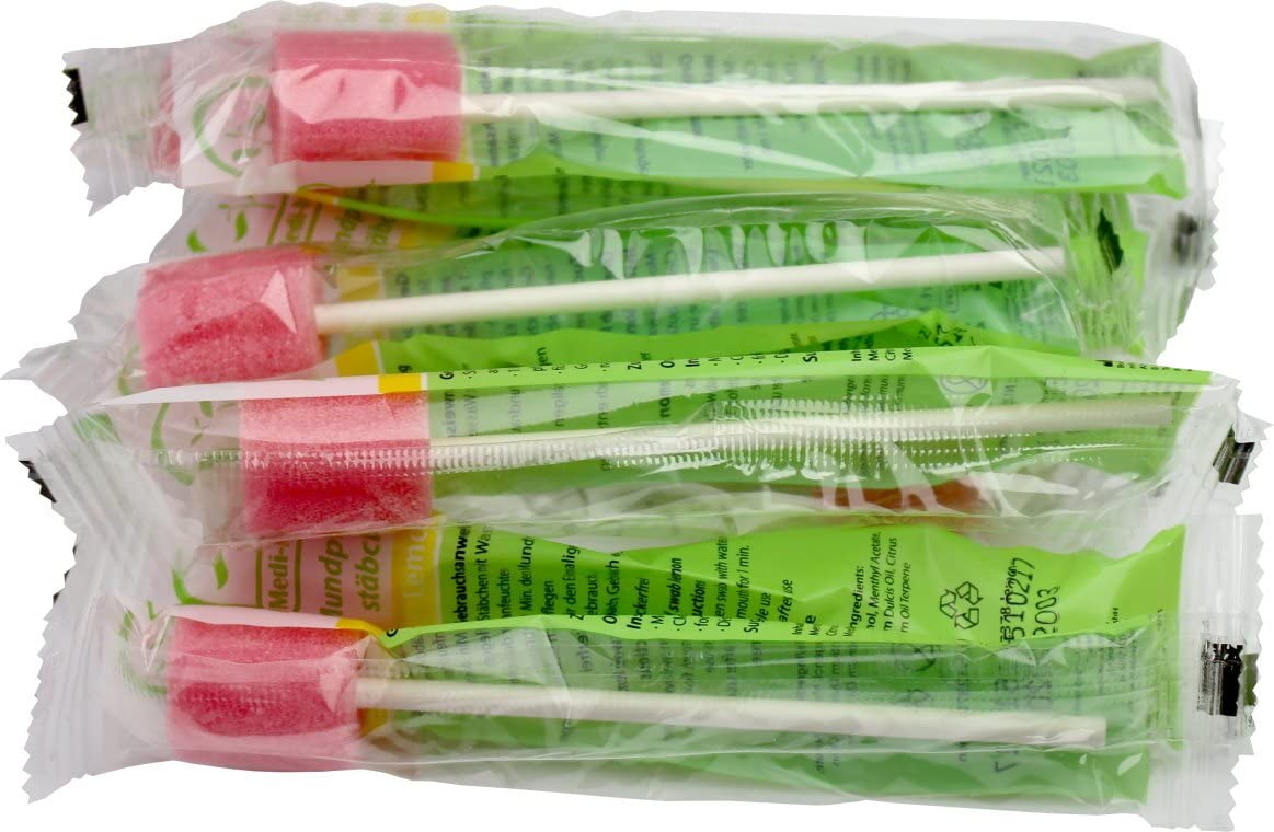 Zuckerfreie Mundpflegestäbchen von Medi Inn in einer transparenten Verpackung. Die Stäbchen sind lang und schlank, mit einer weißen, glatten Oberfläche und einem leicht gewellten Ende. Die Verpackung zeigt das Logo von Medi Inn sowie die Aufschrift "Mundpflegestäbchen" und Hinweise zur Zuckerfreiheit. Der Hintergrund ist neutral und hebt die Produkte hervor. Ideal zur Unterstützung der Mundhygiene unterwegs, geeignet für Erwachsene und Kinder.