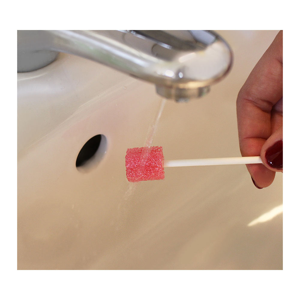 Zuckerfreie Mundpflege-Stäbchen von Medi-Inn in neutraler Geschmacksrichtung, präsentiert in einer transparenten Verpackung. Die Stäbchen sind schmal und hell, mit einer glatten Oberfläche. Die Verpackung zeigt das Logo von Medi-Inn sowie eine klare Produktbezeichnung. Im Hintergrund ist eine helle, neutrale Oberfläche zu sehen, die die Stäbchen hervorhebt. Die Gesamterscheinung vermittelt einen frischen, sauberen Eindruck, der auf die Mundpflege fokussiert.