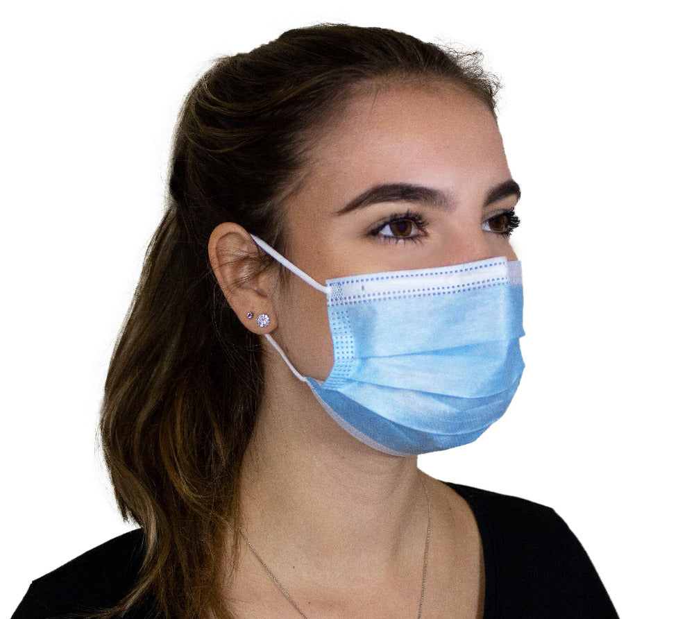 Ein Bild von einem medizinischen Mundschutz in blauer Farbe, der 3-lagig ist und mit elastischen Bändern ausgestattet ist. Der Mundschutz hat eine rechteckige Form und eine glatte Oberfläche. Die Bänder sind an den Seiten sichtbar und ermöglichen eine einfache Befestigung hinter den Ohren. Der Hintergrund ist neutral, um den Fokus auf den Mundschutz zu lenken.