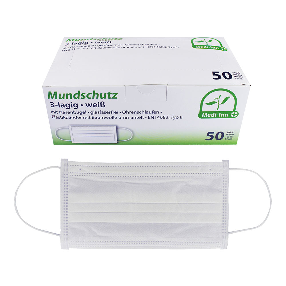 Ein medizinischer Mundschutz in weißer Farbe, der aus drei Lagen besteht und mit elastischen Bändern ausgestattet ist. Der Schutz hat einen faltbaren Design, das eine individuelle Anpassung an das Gesicht ermöglicht. Die Oberseite zeigt eine glatte Oberfläche, während die Unterseite leicht strukturiert ist. Die Bänder sind an den Seiten angebracht und sichern den Mundschutz bequem hinter den Ohren.