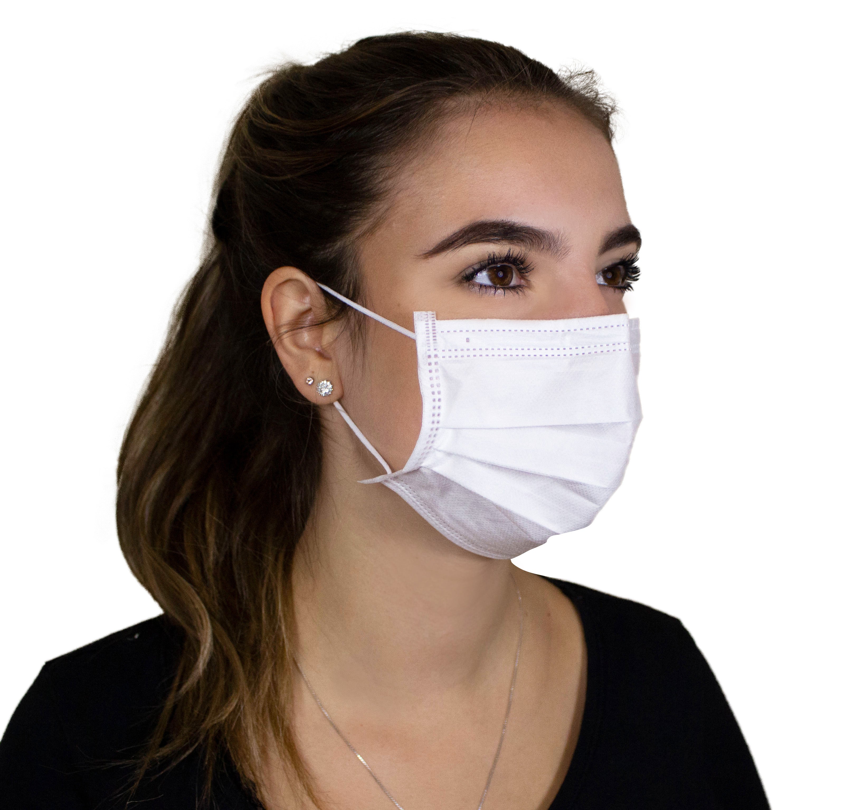 Weiße medizinische Mundschutzmaske mit elastischen Bändern, die an den Seiten befestigt sind. Die Maske ist dreilagig, was für höheren Schutz sorgt. Die obere Schicht hat eine glatte Oberfläche, während die Innenseite weich und hautfreundlich ist. Die Form der Maske ist so gestaltet, dass sie gut am Gesicht anliegt und eine effektive Abdichtung bietet. Im Hintergrund ist eine neutrale Oberfläche zu sehen, die die Maske in den Fokus rückt.