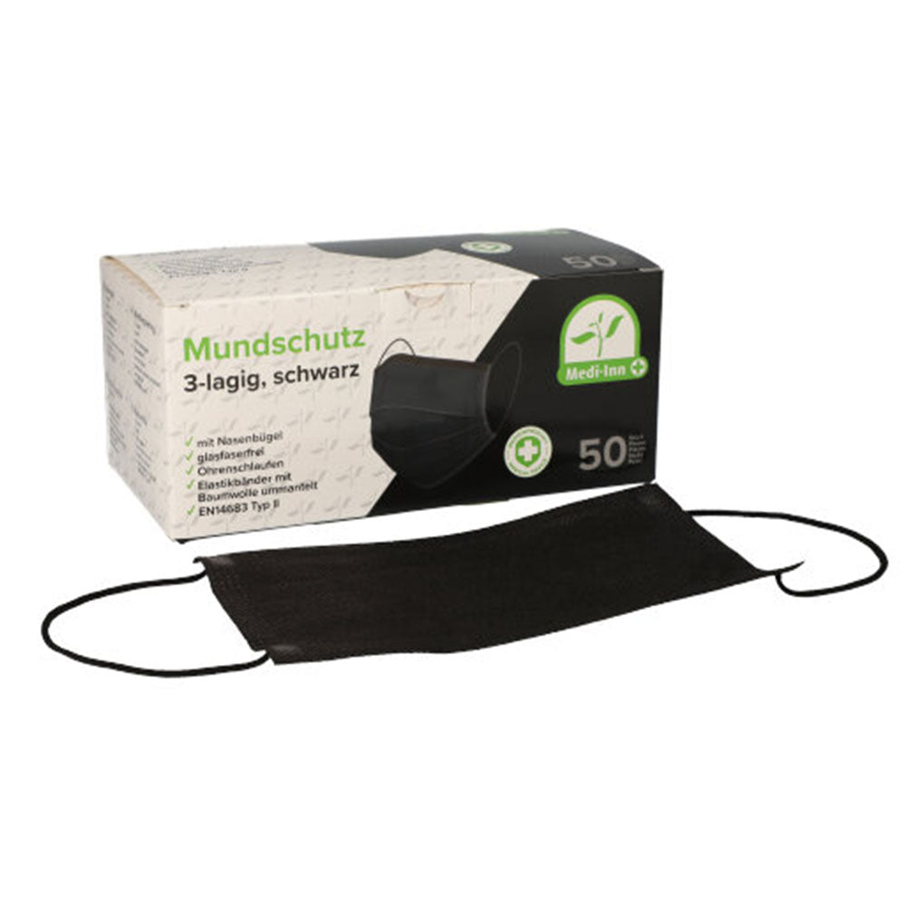Schwarze, dreilagige Mundschutzmaske mit elastischen Bändern und verstellbarem Nasenbügel. Die Maske hat ein schlichtes, modernes Design und ist vollständig schwarz, ohne auffällige Muster oder Logos. Die Oberflächenstruktur ist glatt und leicht glänzend, was auf die Verwendung von qualitativen Materialien hinweist. Die elastischen Bänder sind so gestaltet, dass sie bequem hinter den Ohren sitzen, während der Nasenbügel für eine bessere Passform und Abdichtung sorgt.