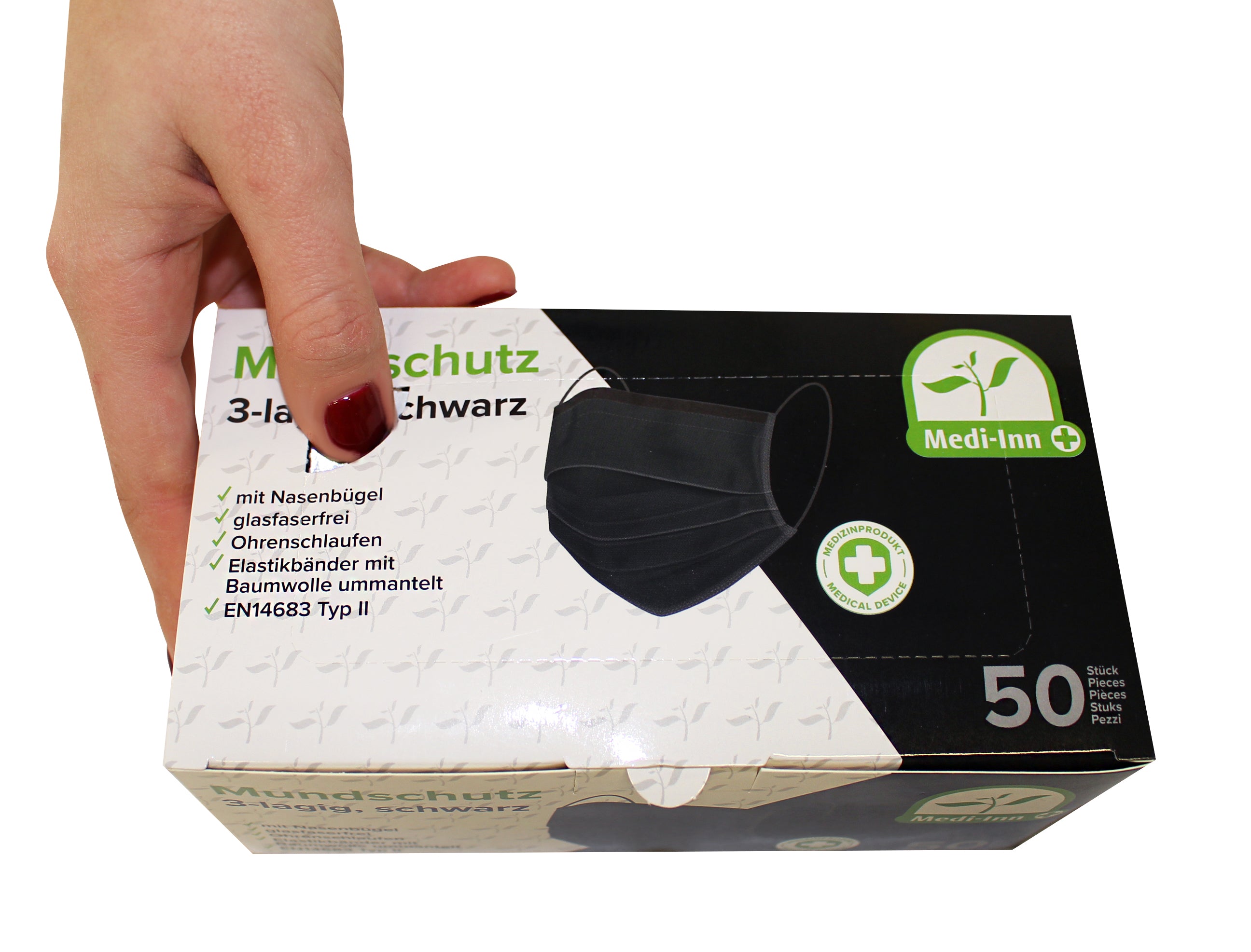 Schwarze, dreilagige Atemschutzmaske mit elastischen Bändern und Nasenbügel. Die Maske ist so gestaltet, dass sie eng am Gesicht anliegt und einen sicheren Sitz bietet. Die Oberfläche wirkt glatt und leicht glänzend, während die drei Lagen für zusätzlichen Schutz sorgen. Die elastischen Bänder sind an den Seiten angebracht und passen sich flexibel hinter die Ohren an.