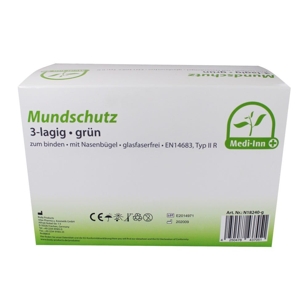 Ein dreilagiger, blauer Mundschutz vom Typ IIR ist abgebildet. Der Mundschutz zeigt einen weichen, breiten Bund auf beiden Seiten zum Binden hinter dem Kopf. Die äußere Schicht ist glatt und hat eine helle, gleichmäßige Farbgebung. Die inneren Schichten sind ebenfalls in einem hellen Blau gehalten. Der Maskenstoff wirkt flexibel und atmungsaktiv. Der Hintergrund ist weiß, wodurch der Mundschutz klar und deutlich hervorsticht.