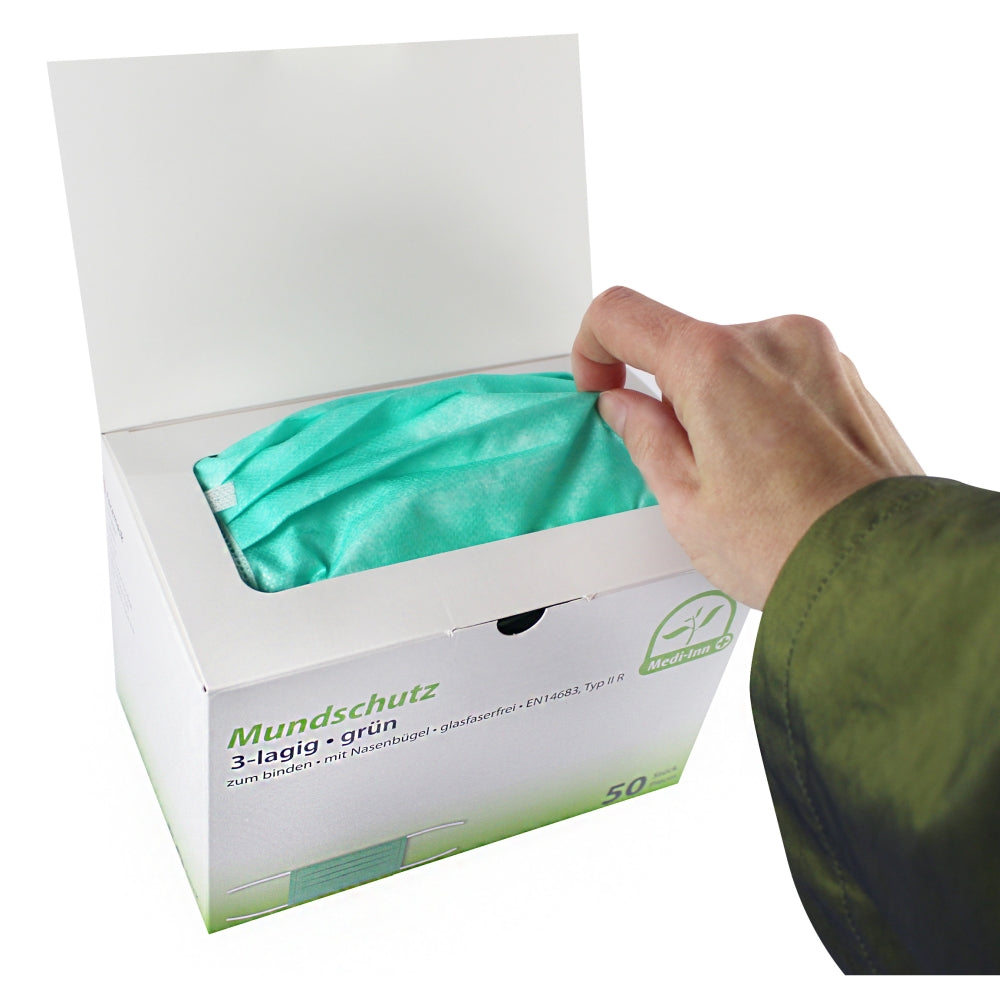 Bild eines 3-lagigen, blauen Mundschutzes vom Typ IIR, der zum Binden gedacht ist. Der Mundschutz hat eine durchgehende blaue Farbe mit einer sanften Struktur, die auf den ersten Blick eine bequeme Passform und Atmungsaktivität vermuten lässt. Die oberen und unteren Binde-Schnüre sind sichtbar und deutlich erkennbar. Der Mundschutz ist auf einem hellen, neutralen Hintergrund platziert, wodurch die Farbe und das Design des Produktes gut zur Geltung kommen.