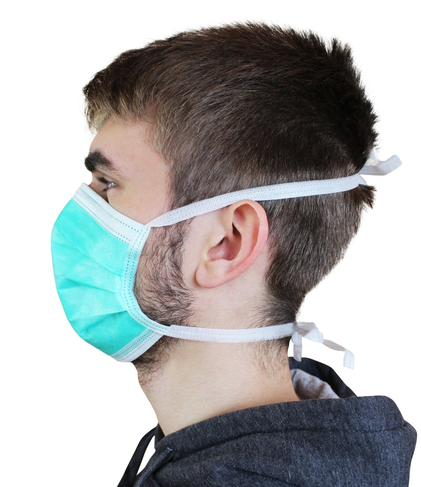 Ein Bild von einem Mundschutz, Typ IIR, in einem blauen, dreilagigen Design. Der Maskenstoff ist weich und luftdurchlässig, um Komfort und Schutz zu bieten. Die Maske hat elastische Befestigungen, die über die Ohren gezogen werden, um einen sicheren Sitz zu gewährleisten. Im Vordergrund sind die Falten der Maske sichtbar, die dem Benutzer eine anpassbare Passform ermöglichen. Die Verpackung im Hintergrund zeigt das Produktdetail und die Marke "Medi-Inn" prominent.