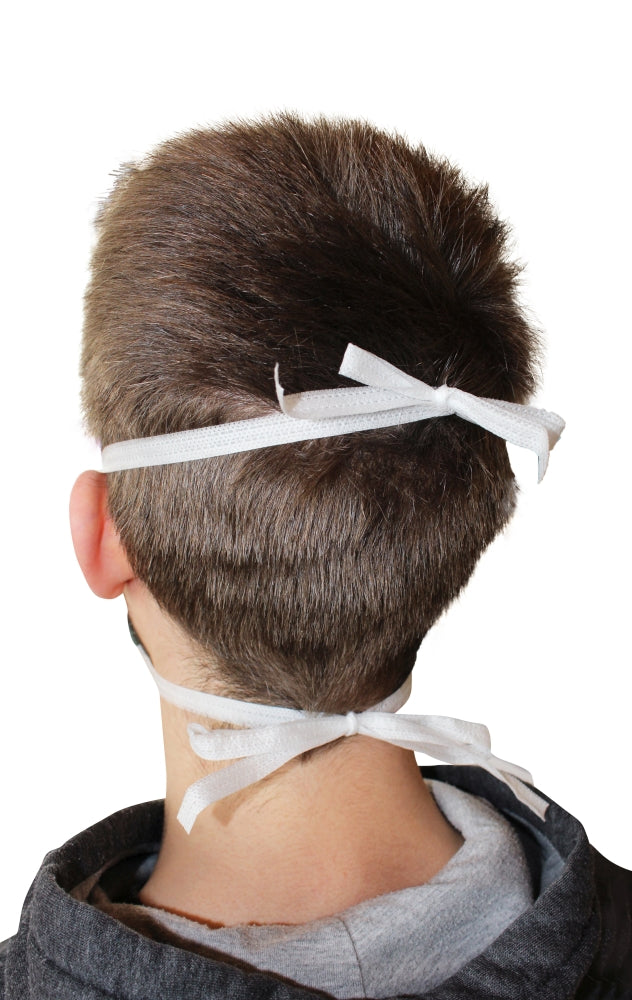 Ein verpackter Mundschutz Typ IIR, dreilagig, in der Mitte deutlich sichtbar ins Bild gerückt. Der Mundschutz ist in geschlossenen Lagen gefaltet und zeigt eine hellblaue Farbe. Auf der Verpackung sind Informationen über das Produkt aufgedruckt, einschließlich der Bezeichnung „Mundschutz zum Binden“ und der Typbezeichnung. Das Material wirkt medizinisch und hygienisch. Im Hintergrund ist eine unscharfe Oberfläche, die eine neutrale Präsentation unterstützt. Ideal für Schutzmaßnahmen im Gesundheitswesen.