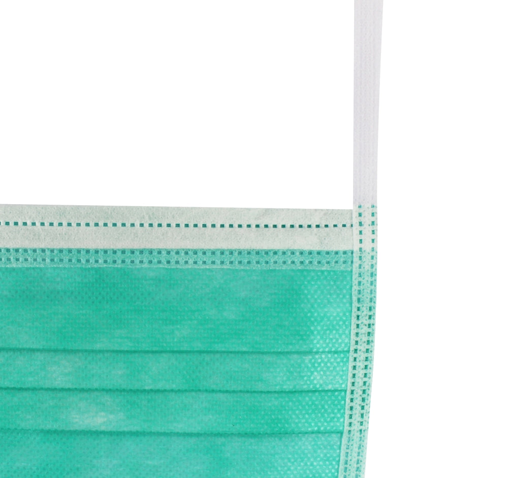 Ein 3-lagiger, medizinischer Mundschutz vom Typ IIR liegt auf einem weißen Hintergrund. Der Mundschutz ist hellblau und verfügt über zwei seitliche Bänder zum Binden hinter dem Kopf. Die oberste Schicht ist glatt und farblich gleichmäßig, während die innere Schicht aus einem weicheren Material besteht, um Tragekomfort zu gewährleisten. Er ist pleitöse Flüssigkeit widerstandsfähig und bietet einen hohen Schutz. Dieses Produkt eignet sich für den Einsatz im medizinischen Bereich.