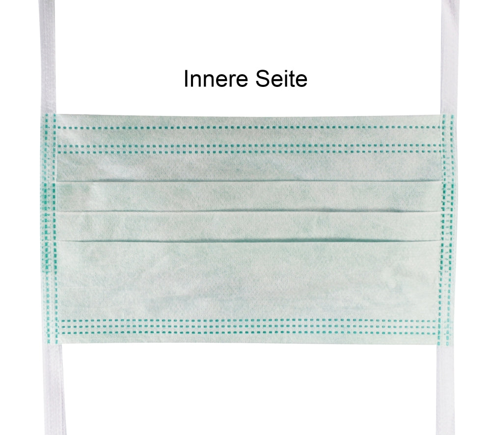 Bild eines dreilagigen, medizinischen Mundschutzes vom Typ IIR, der zum Binden ist. Der Mundschutz ist hauptsächlich in Blau gehalten und zeigt eine strukturierte Oberfläche. An den beiden Seiten befinden sich lange Bänder, die zum Binden hinter den Ohren oder im Nacken verwendet werden können, um eine sichere Passform zu gewährleisten. Der obere Rand ist leicht geformt, um sich an die Konturen der Nase anzupassen. Der Hintergrund ist neutral, um den Fokus auf den Mundschutz zu legen.