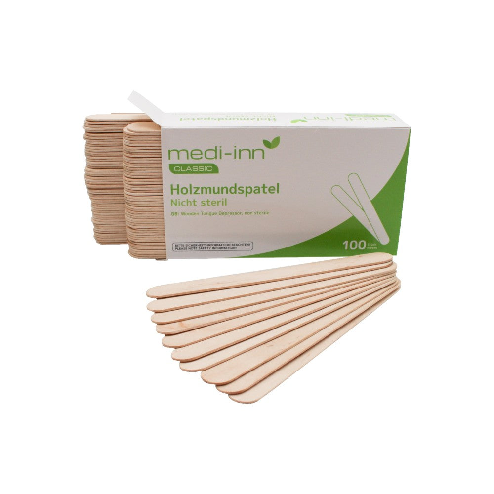 Ein Holz-Mundspatel liegt auf einem hellen, neutralen Hintergrund. Der Spatel ist glatt und hat eine natürliche Holzfarbe, die für eine hygienische Anwendung sorgt. Seine Form ist schmal und flach, mit einer leicht abgerundeten Spitze an einem Ende. Die Oberfläche des Spatels ist glänzend und wirkt gut verarbeitet, ohne Splitter oder Unebenheiten. Dieser Mundspatel eignet sich ideal für medizinische oder kosmetische Anwendungen.