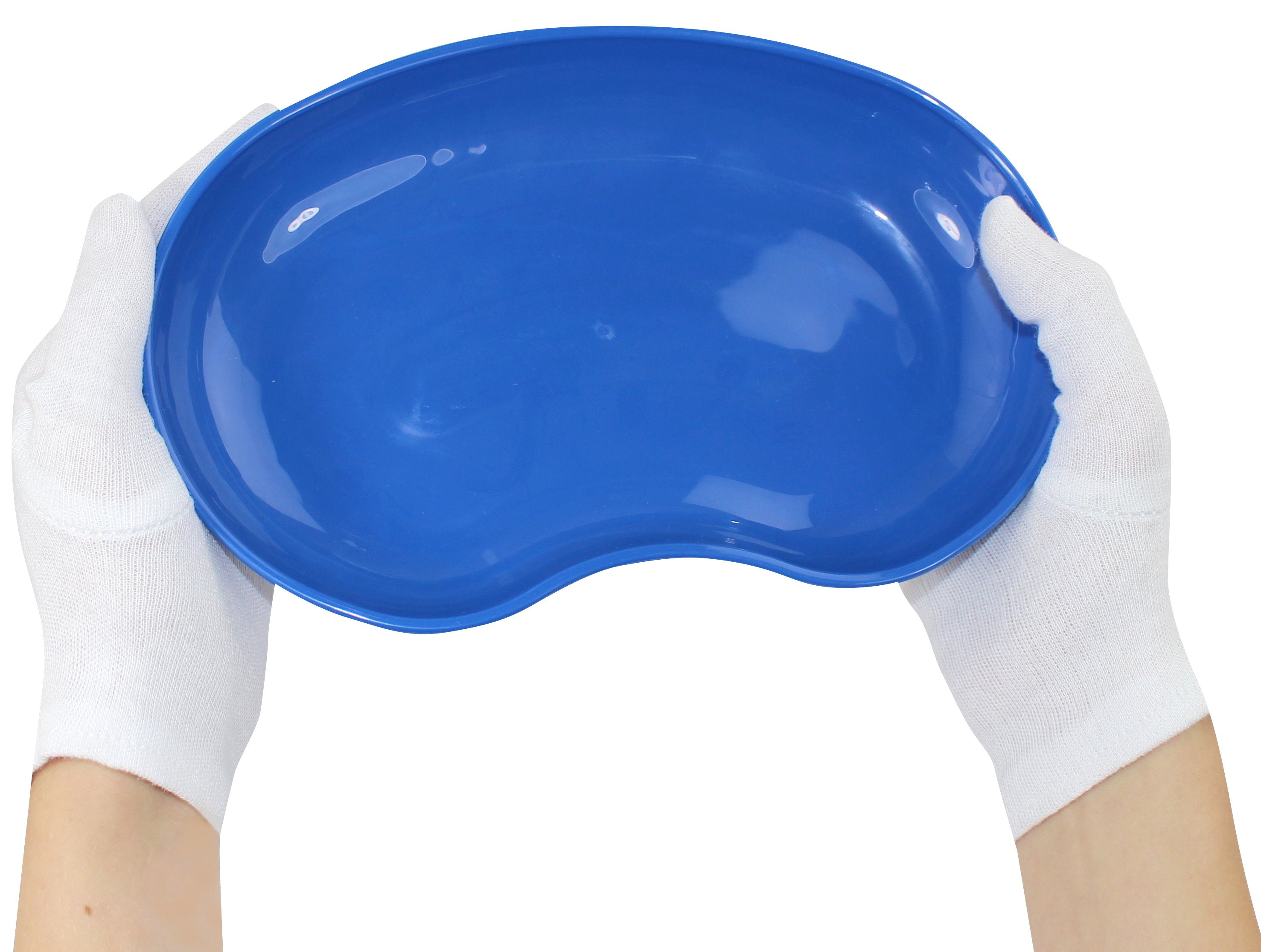 Blaues Nierenschale aus Kunststoff mit einem Fassungsvermögen von 600 ml. Die Schale ist leicht gewölbt, hat eine sanft abgerundete Form und hohe Seitenwände, die für Stabilität sorgen. Sie ist für den medizinischen Gebrauch konzipiert und eignet sich ideal für die Aufnahme von Flüssigkeiten oder Abfällen. Der Kunststoff wirkt robust und ist einfach zu reinigen. Die Farbe Blau verleiht der Schale ein ansprechendes, hygienisches Aussehen. Perfekt für den Einsatz in Arztpraxen, Kliniken oder im Heimgebrauch.