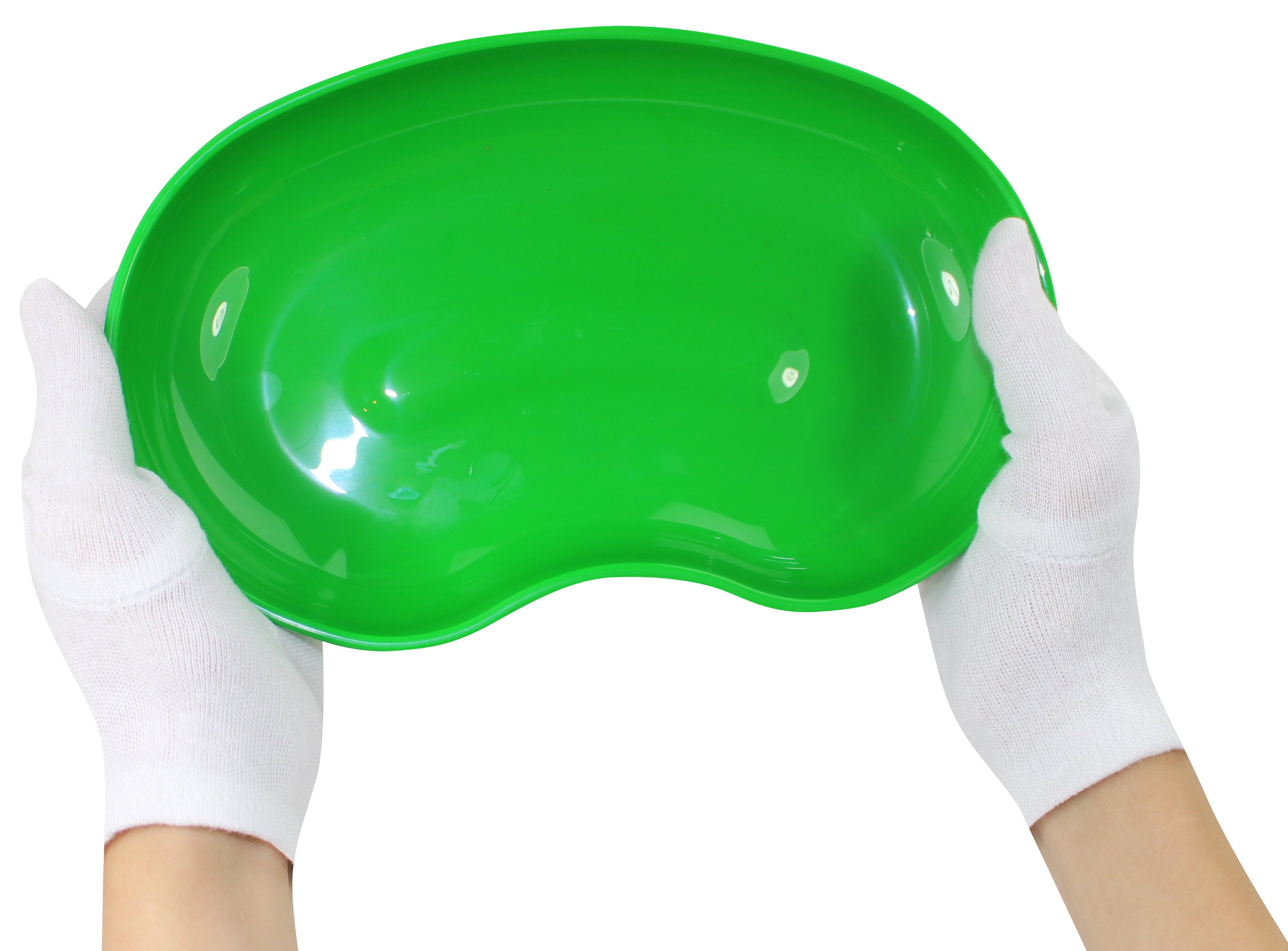 Grüne Nierenschale aus Kunststoff mit einem Volumen von 600 ml. Die Schale hat eine ovale Form und einen leicht erhöhten Rand, der ihr Stabilität verleiht. Ihre glatte Oberfläche ist glänzend und reflektiert Licht. Im Vordergrund der Schale sind die Konturen deutlich sichtbar, während die Rückseite der Schale eine sanfte Krümmung zeigt. Die Farbe ist ein lebhaftes, helles Grün, das frisch und einladend wirkt.