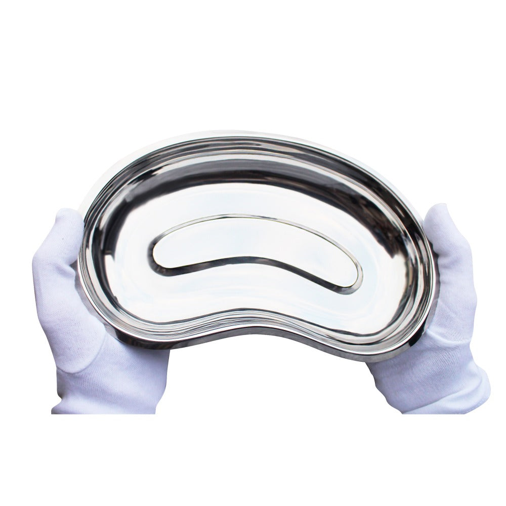 Produktbild einer Edelstahl-Nierenschale. Die Schale hat eine längliche, ovale Form mit leicht gewölbten Rändern. Sie ist aus hochwertigem, glänzendem Edelstahl gefertigt, was ihr ein modernes und elegantes Aussehen verleiht. Die Oberfläche reflektiert das Licht und hebt die geschwungenen Linien der Schale hervor. Die Nierenschale ist ideal für den Einsatz in medizinischen Einrichtungen oder in der Gastronomie. Im Hintergrund ist eine neutrale, helle Fläche zu sehen, die den Fokus auf die Schale lenkt.