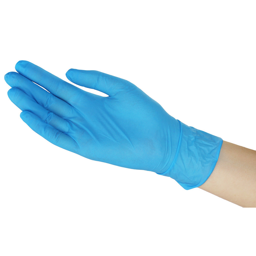 Ein Paket mit blauen Nitrilhandschuhen, das auf einem weißen Hintergrund abgebildet ist. Die Handschuhe sind pulvrifrei und einmalig verwendbar. Die Verpackung zeigt eine stilisierte Darstellung eines Handschuhs, der teilweise geöffnet ist, um die Flexibilität und Passform zu verdeutlichen. Auf der Verpackung sind wichtige Informationen wie Größe und Material vermerkt. Das Design vermittelt einen modernen und sauberen Eindruck, ideal für medizinische oder hygienische Anwendungen.