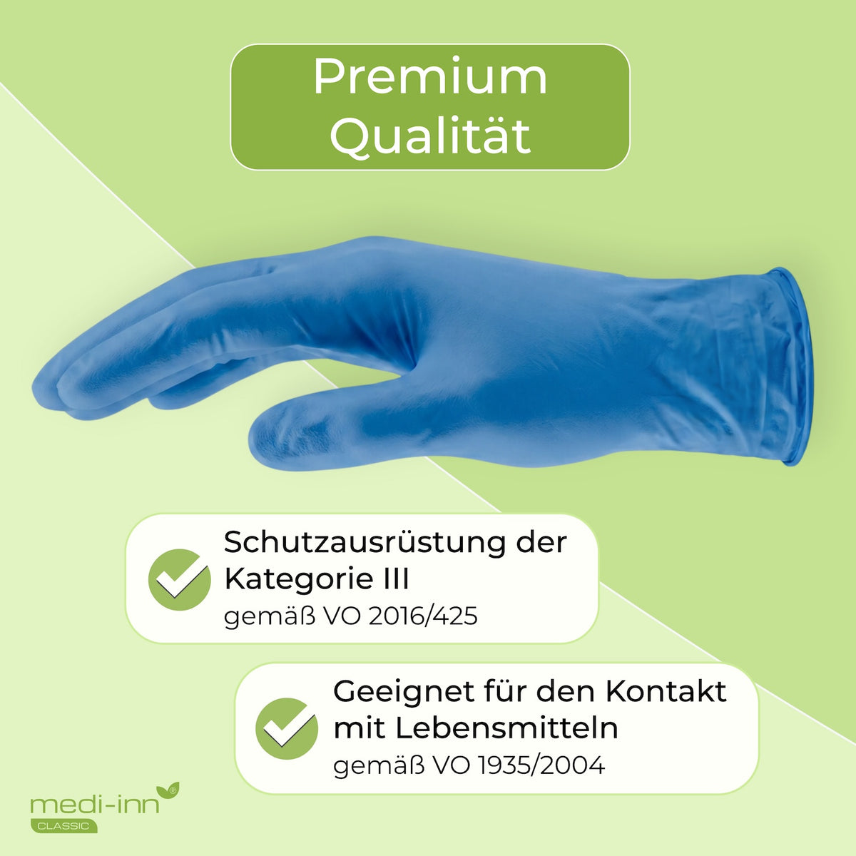 Seitliche Ansicht eines Medi-Inn Nitril Blue Plus Einmalhandschuhs mit den Hinweisen: Premium Qualität, Schutzausrüstung der Kategorie III gemäß VO 2016/425, Geeignet für den Kontakt mit Lebensmitteln gemäß VO 1935/2004.