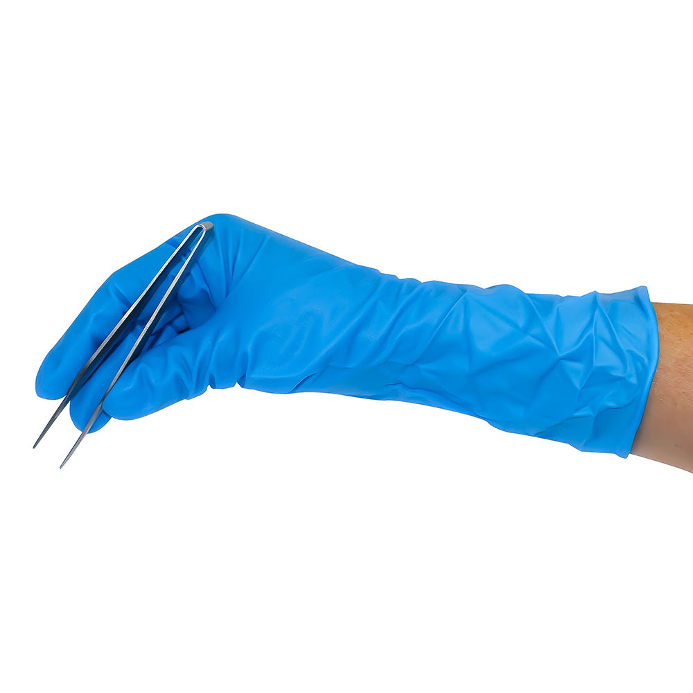 Ein Paar blaue Nitrilhandschuhe wird auf einer weißen Oberfläche präsentiert. Die Handschuhe sind puderfrei und haben eine matte Oberfläche, die für einen sicheren Griff sorgt. Sie sind für den Einsatz in risikoreichen Umgebungen konzipiert und bieten guten Schutz gegen Chemikalien und biologische Gefahren. Die Handschuhe haben eine anatomische Passform, die Beweglichkeit und Komfort während des Tragens ermöglicht.