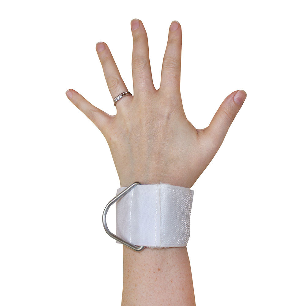 Bild eines Patientenhalters zur Fixierung in der Farbe Weiß, mit den Maßen 30 x 5 cm. Die Ausführung ist ungepolstert, und der Halter besteht aus strapazierfähigem Material. Er ist flach und zeigt eine glatte Oberfläche ohne zusätzliche Polsterung oder Verzierungen. In der Mitte des Halters sind möglicherweise Befestigungsösen oder -schlaufen sichtbar, die zur Fixierung an einem Bett oder einer Liege dienten. Der Hintergrund des Bildes ist neutral gehalten, um den Fokus auf den Patientenhalter zu lenken.