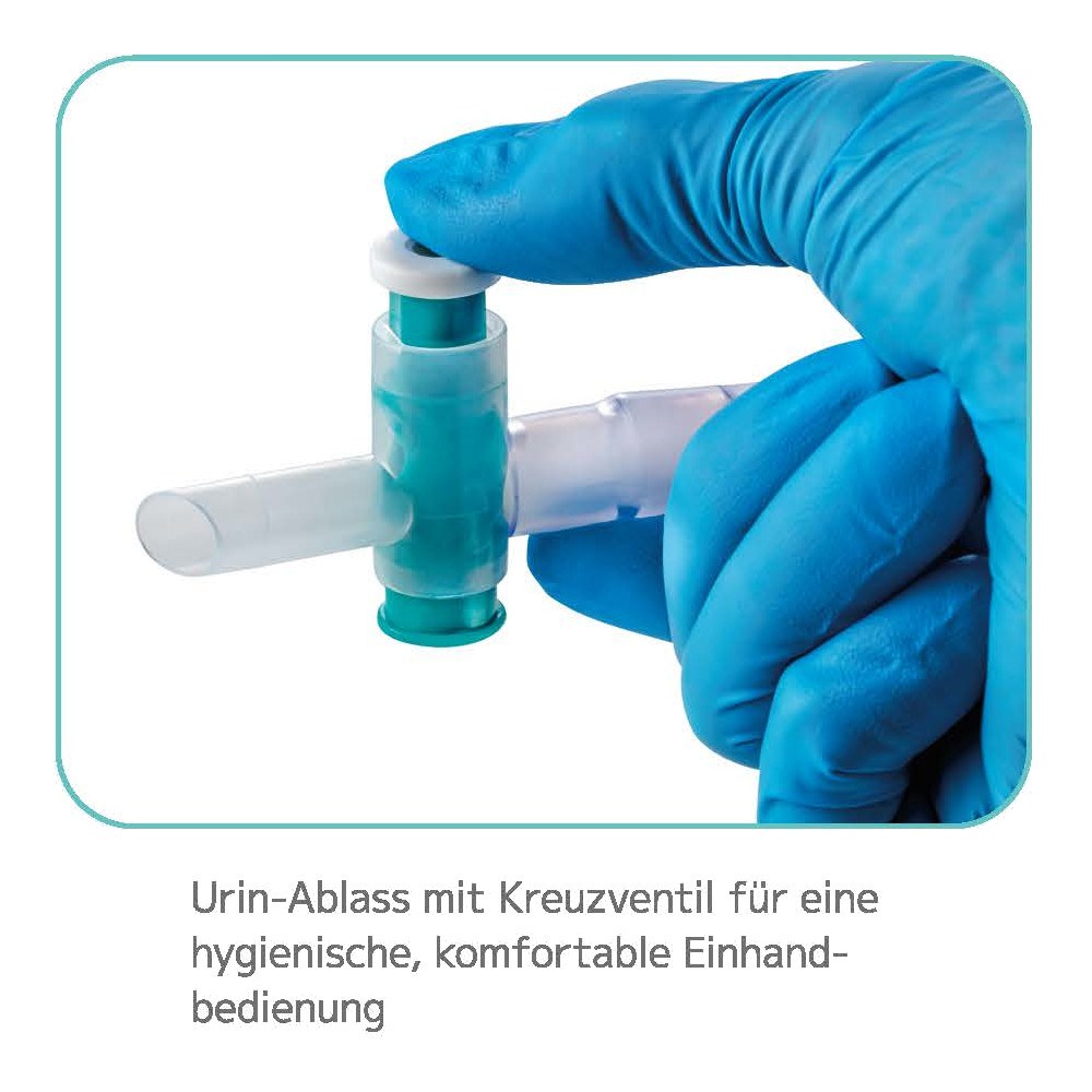 Urinbeutel im geschlossenen System mit einer Kapazität von 2000 ml, steril verpackt, auf weißem Hintergrund. Der Beutel hat einen transparenten Kunststoffkörper, der eine skalierte Anzeige zur Flüssigkeitsmessung besitzt. Oben am Beutel befindet sich ein Anschluss für den Urin-Drainageschlauch. Die Verbindung zur Entleerung ist an der Unterseite des Beutels über ein rundes Ventil mit einem Klappmechanismus realisiert.