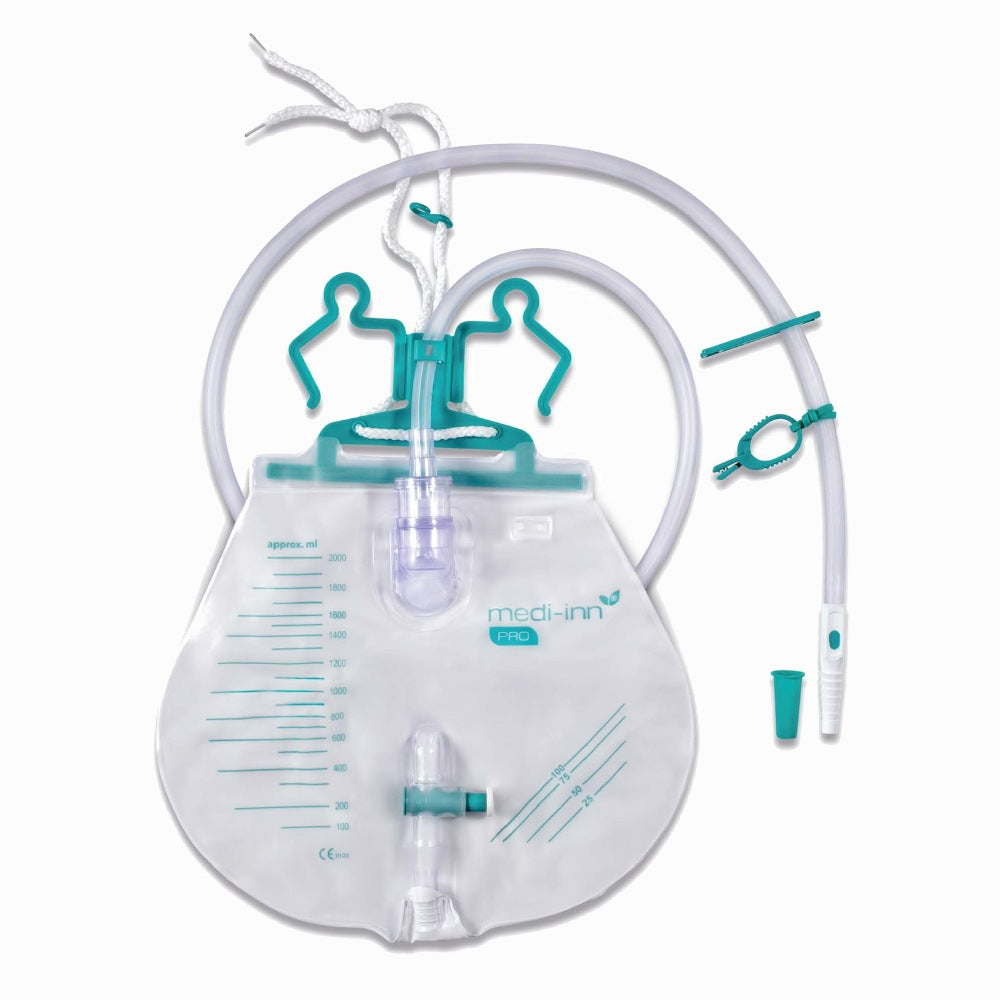 Urinbeutel im geschlossenen System mit einem Volumen von 2000 ml, steril verpackt. Der Beutel hat eine klare, flexible Oberfläche, die den Füllstand deutlich sichtbar macht. An einem Ende befindet sich ein Anschluss für die Verbindung mit einem Katheter oder einer anderen Sammlungsvorrichtung. Ein Auslassventil ermöglicht die einfache Entleerung des Beutels. Das Design ist funktionell und hygienisch, ideal für medizinische Anwendungen. Der Beutel ist mit einem 120 cm langen Schlauch ausgestattet.