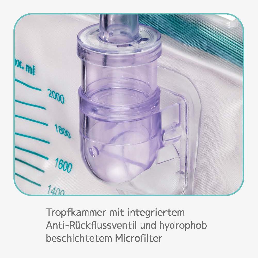 Medizinischer Urinbeutel mit geschlossenem System, 2000 ml, auf weißem Hintergrund. Der Beutel ist transparent und zeigt eine klare Skala zur einfachen Messung des Urinvolumens. An einem Ende des Beutels ist ein blauer Anschluss zu sehen, der als Auslass dient. Der Beutel ist steril verpackt, was durch das beschriftete Etikett sichtbar wird, das Informationen zur Sterilität und dem Inhalt enthält. Eine Schlaufe am oberen Rand ermöglicht eine einfache Befestigung.