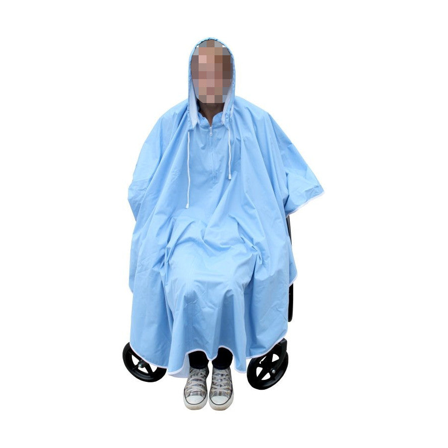 Ein transparenter Regenschutz für Rollstühle und Fahrräder, der in einem modernen Design gehalten ist. Der Poncho hat eine kapuze und ist aus wasserabweisendem Material gefertigt. Er ist großzügig geschnitten, um einen optimalen Schutz vor Regen zu gewährleisten. Durchsichtige Elemente ermöglichen Sicht und Sicherheit. Der Regenschutz wird von einem Modell, das einen Rollstuhl nutzt, demonstriert und wirkt praktisch und funktional.
