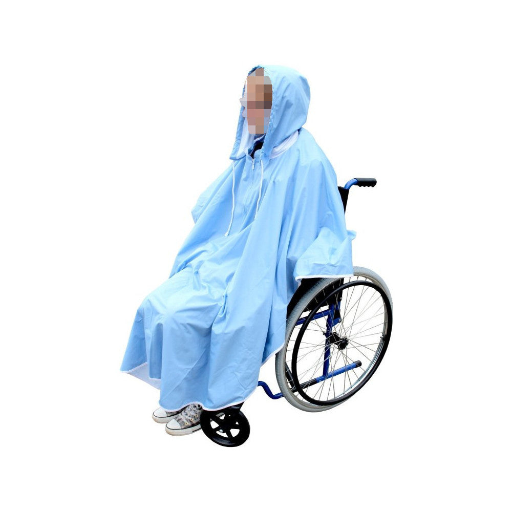 Regenschutz für Rollstühle und Fahrräder in einem leuchtenden, transparenten Design. Der Poncho ist großzügig geschnitten und hat eine Kapuze, die zusätzlichen Schutz bietet. Er ist aus wetterfestem Material gefertigt, das vor Regen und Wind schützt. Der Poncho ist mit praktischen Öffnungen versehen, um die Hände frei zu halten. Im Hintergrund sind verschwommene Bäume und ein Gehweg zu sehen, was auf ein Außenszenario hinweist.