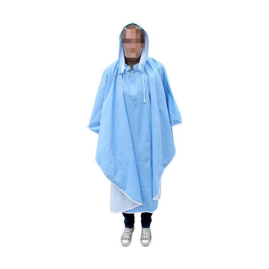 Regenschutz für Rollstuhl und Fahrrad in leuchtendem Blau. Das wasserdichte Material bildet eine vollständige Abdeckung, die sowohl den Oberkörper als auch die Beine schützt. Die Kapuze ist großzügig gestaltet und passt über einen Helm. Seitliche Öffnungen ermöglichen einfachen Zugang zu Taschen. Der Poncho hat einen praktischen Verschluss, der für sicheren Halt sorgt. Ideal für Regenwetter, um uneingeschränkte Bewegungsfreiheit zu gewährleisten. Leicht und tragbar, perfekt für unterwegs.