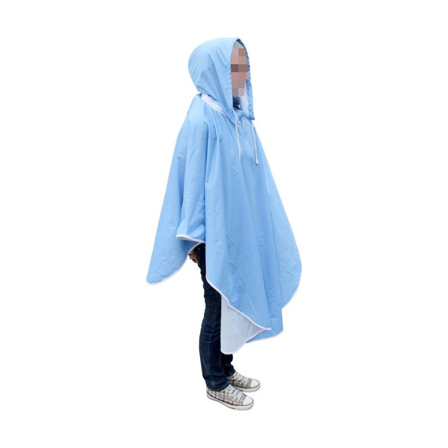 Regenschutz für Rollstuhl oder Fahrrad, der auf einem hellen Hintergrund präsentiert wird. Das Produkt ist ein transparentes Regenponcho, das über Kopf und Körper getragen wird. Es hat eine großzügige Kapuze zum Schutz vor Regen und ist am Rand mit einem reflektierenden Streifen versehen, der für zusätzliche Sichtbarkeit sorgt. Der Poncho ist vielseitig einsetzbar, ideal für nasses Wetter und sorgt für Komfort sowie Bewegungsfreiheit.