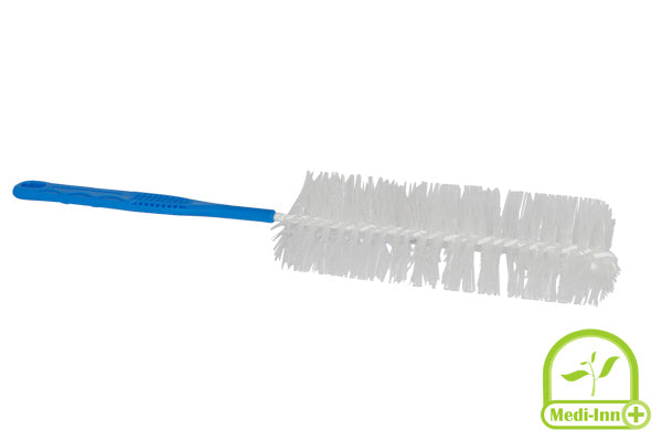 Eine langstielige Reinigungsbürste für Urinflaschen in einem schlichten, funktionalen Design. Der Bürstenkopf hat einen Durchmesser von etwa 5,5 cm und besteht aus weichen, flexiblen Borsten, die eine gründliche Reinigung ermöglichen, ohne die Oberfläche der Flasche zu beschädigen. Der Stiel ist etwa 37 cm lang und aus robustem Material gefertigt, was eine einfache Handhabung und Reichweite beim Reinigen gewährleistet.