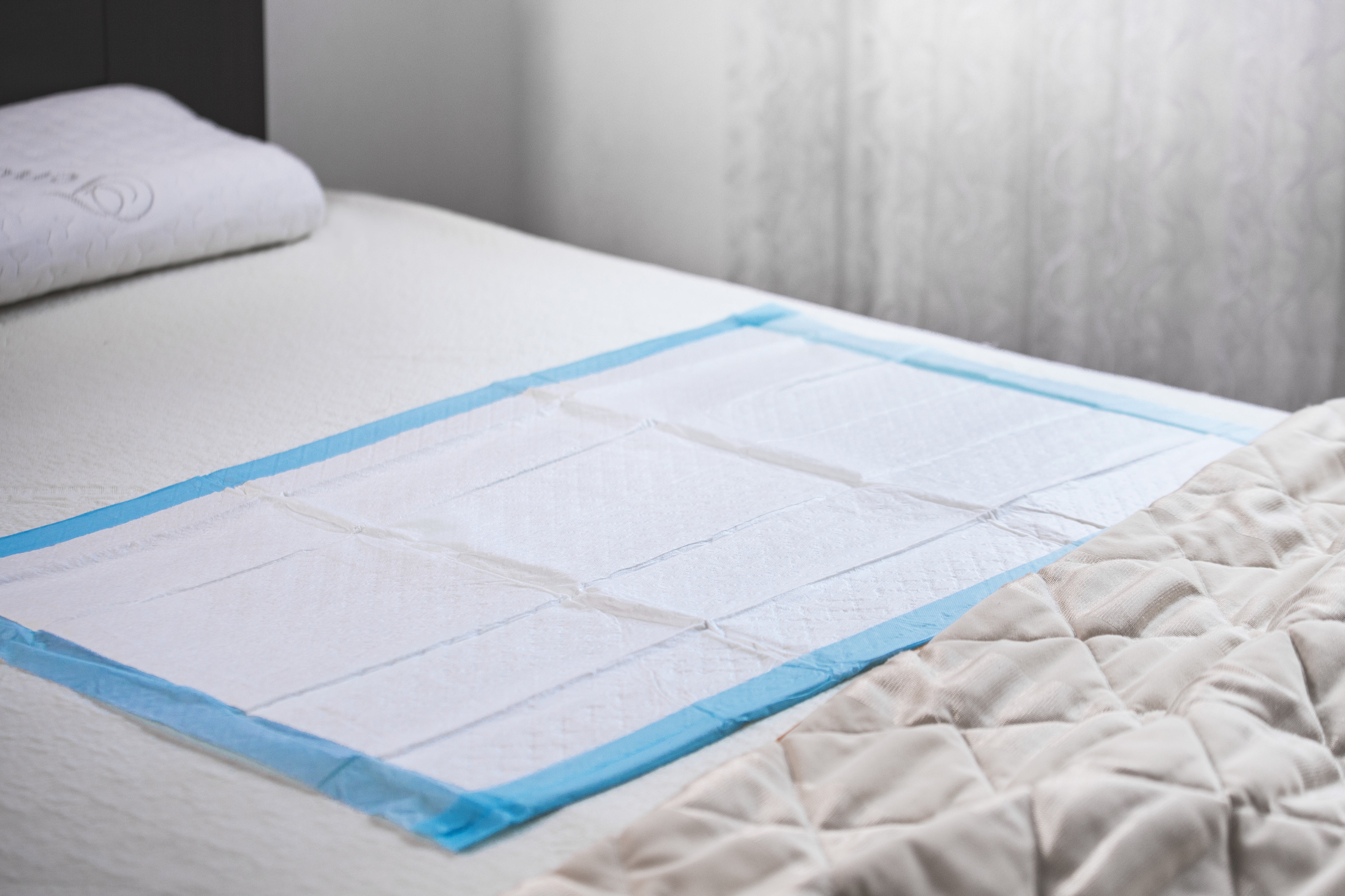 Premium Krankenunterlagen im 15er-Pack, Größe 40 cm x 60 cm, in der Farbe Blau. Die Unterlagen sind aus hochwertigem, wasserabweisendem Material gefertigt und bieten effektiven Schutz gegen Nässe und Verschmutzungen. Sie sind ideal für den Einsatz im medizinischen Bereich, bei der Patientenversorgung oder im häuslichen Umfeld. Jede Unterlage ist hygienisch und einwegfähig, um höchste Sauberkeit zu gewährleisten. Die Verpackung ist übersichtlich gestaltet und zeigt die Produktdetails.