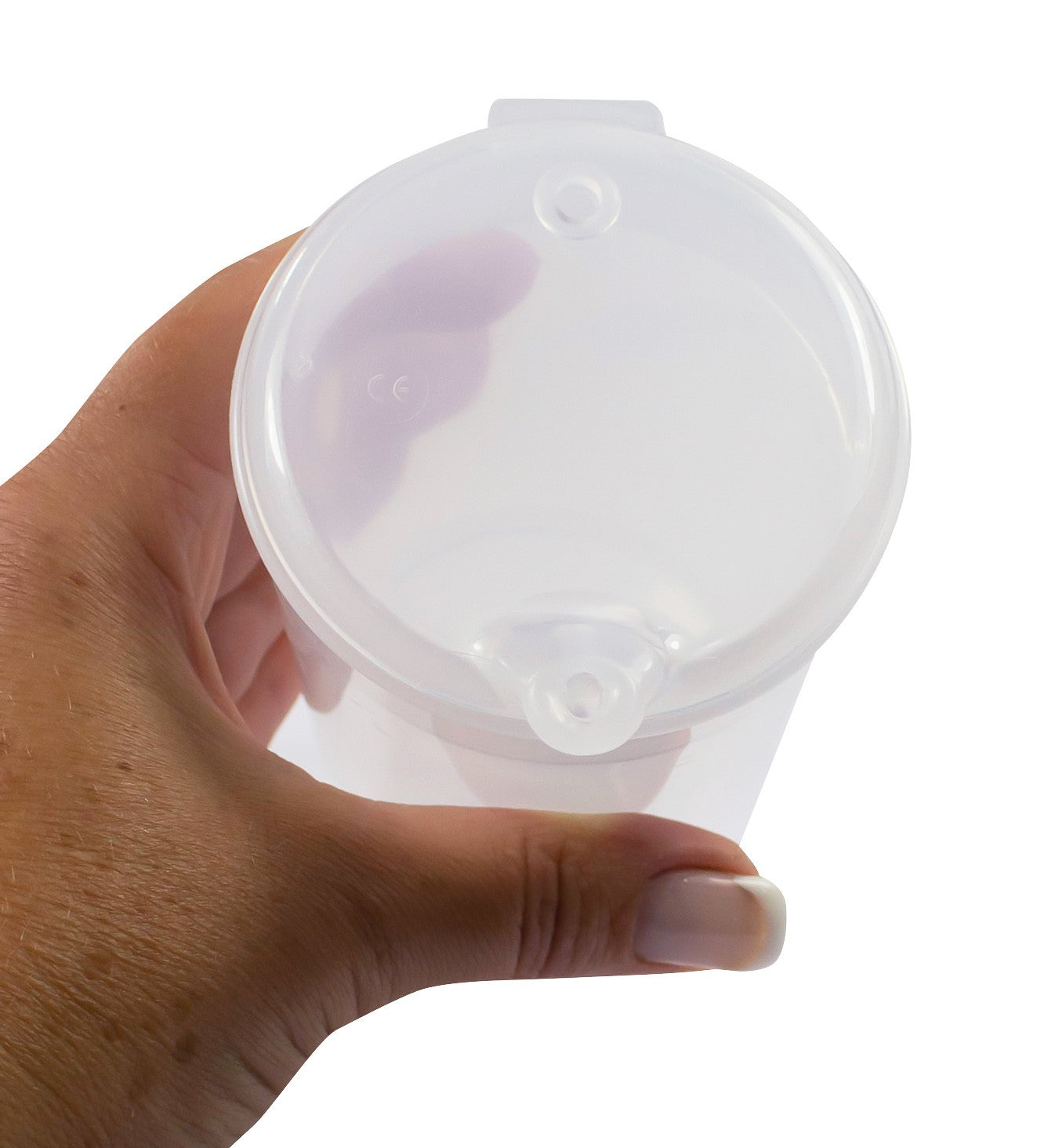 Set aus transparenten Schnabelbechern mit einem Volumen von 250 ml, bestehend aus einem stabilen Unterteil und zwei verschiedenen Oberteilen. Die Oberteile haben spezielle Schnabelausgüsse, die das Trinken erleichtern und kontrollieren. Die Becher sind ideal für Personen mit Schluckbeschwerden oder besondere Bedürfnisse im Alltag. Der transparente Kunststoff ermöglicht eine einfache Sichtkontrolle des Inhalts.