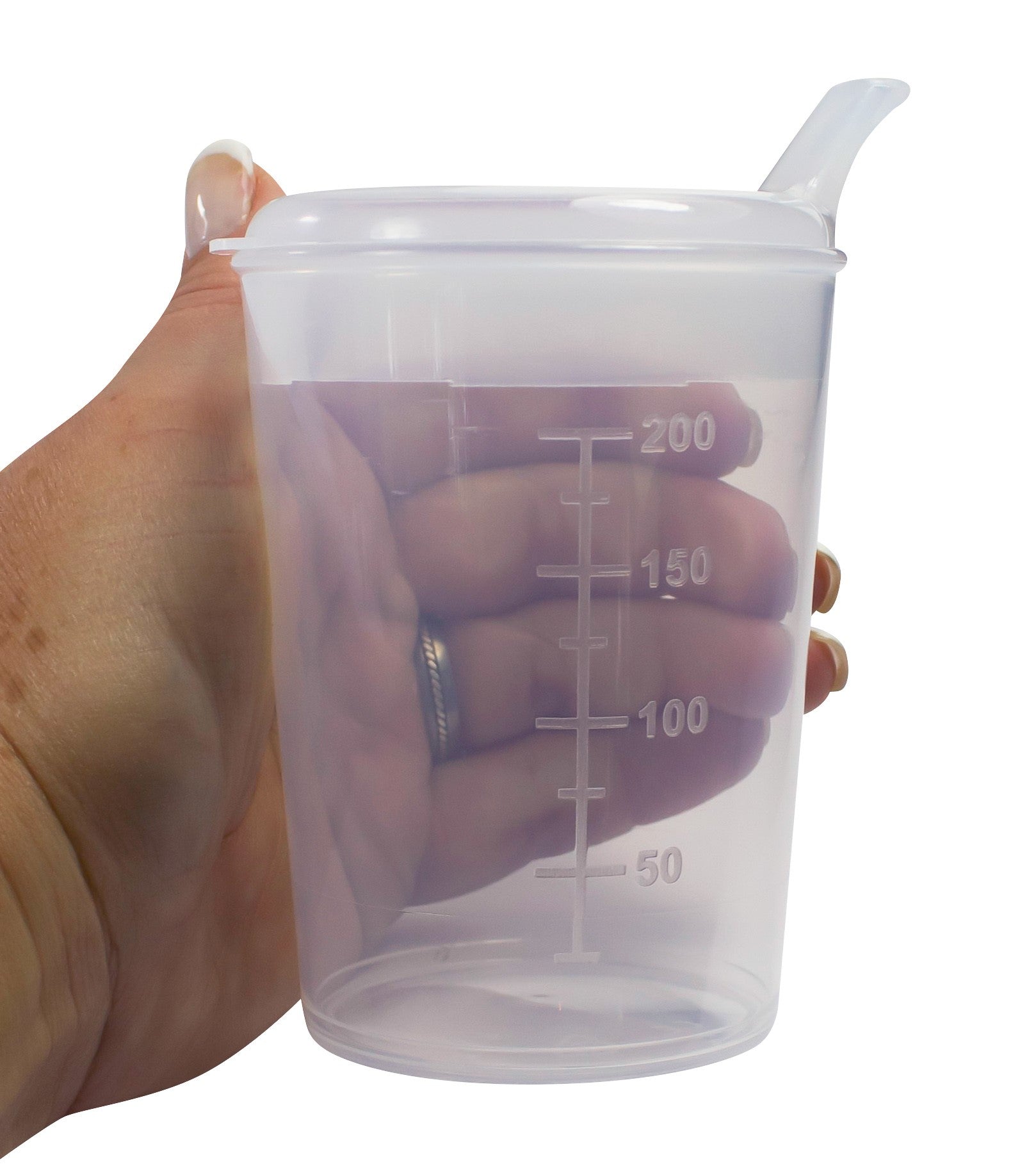 Das Bild zeigt einen transparenten Schnabelbecher-Set, bestehend aus einem Unterteil und zwei unterschiedlichen Oberteilen. Der Becher hat ein schlichtes, modernes Design und ist ideal für Menschen, die Unterstützung beim Trinken benötigen. Das Unterteil ist stabil, während die Oberteile verschiedene Auslässe bieten, um individuelle Trinkbedürfnisse zu erfüllen. Der Becher ist für eine Füllmenge von 250 ml geeignet.