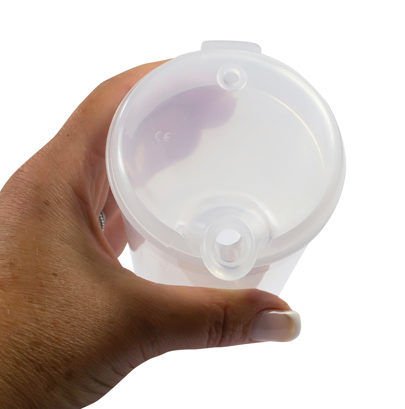 Set bestehend aus einem transparenten Schnabelbecher mit einem Fassungsvermögen von 250 ml. Der Becher ist in drei Teile gegliedert: einem stabilen Unterteil und zwei verschiedenen Oberteilen mit Ausgüssen. Das Material erscheint bruchsicher und leicht, ideal für den Einsatz in der Pflege oder im Alltag. Der Schnabelbecher ermöglicht ein gezieltes Trinken und hilft, Verschütten zu verhindern. Die klaren Linien und die praktische Form machen ihn ansprechend und funktional.