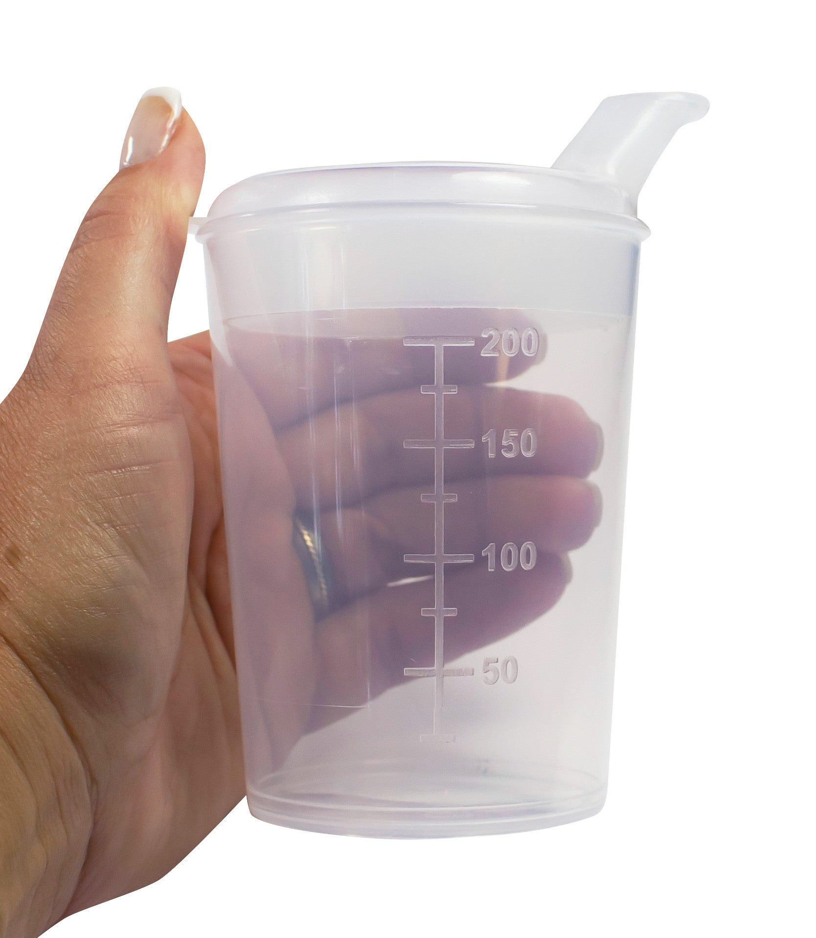 Bild eines Sets bestehend aus einem transparenten Schnabelbecher mit einem Fassungsvermögen von 250 ml. Der Becher hat ein separates Unterteil und zwei unterschiedliche Oberteile, die jeweils beim Trinken eine Kontrolle über den Fluss der Flüssigkeit ermöglichen. Die Bauweise ist ergonomisch gestaltet und eignet sich für Menschen mit Schluckbeschwerden oder Beeinträchtigungen. Der Becher wirkt modern und hygienisch, ideal für den täglichen Gebrauch zu Hause oder in der Pflege.