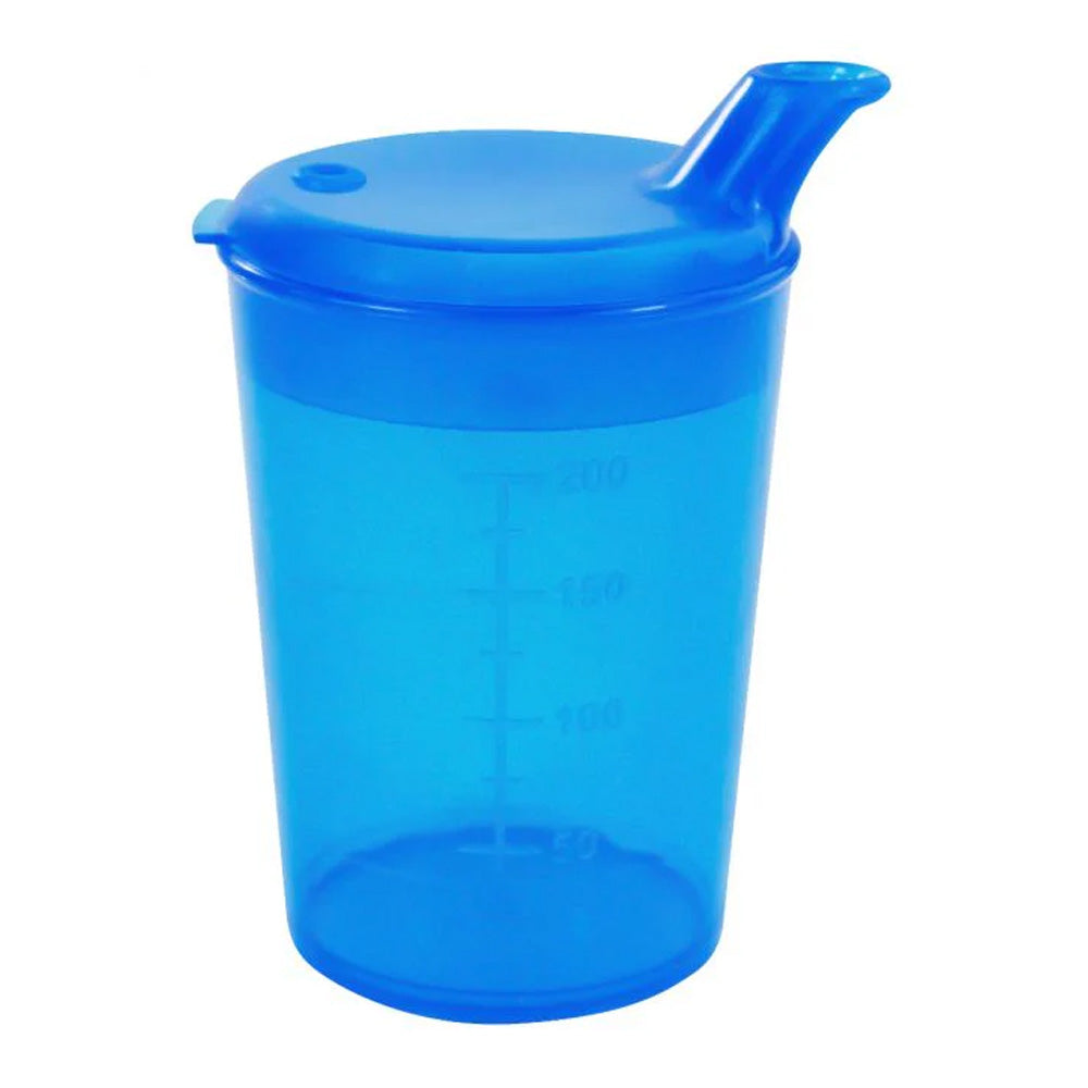 Ein blauer Schnabelbecher aus hochwertigem Kunststoff, ideal für die Ernährung von Menschen mit Schluckbeschwerden. Der Becher hat ein modernes, ergonomisches Design mit einer Aussparung für eine einfache Handhabung. Die Trinköffnung misst 12x10 mm und ermöglicht kontrolliertes Trinken, während der Becher mit einer Füllmenge von 250 ml ausgestattet ist. Die glatte Oberfläche und die sorgfältige Verarbeitung garantieren eine hygienische Nutzung.