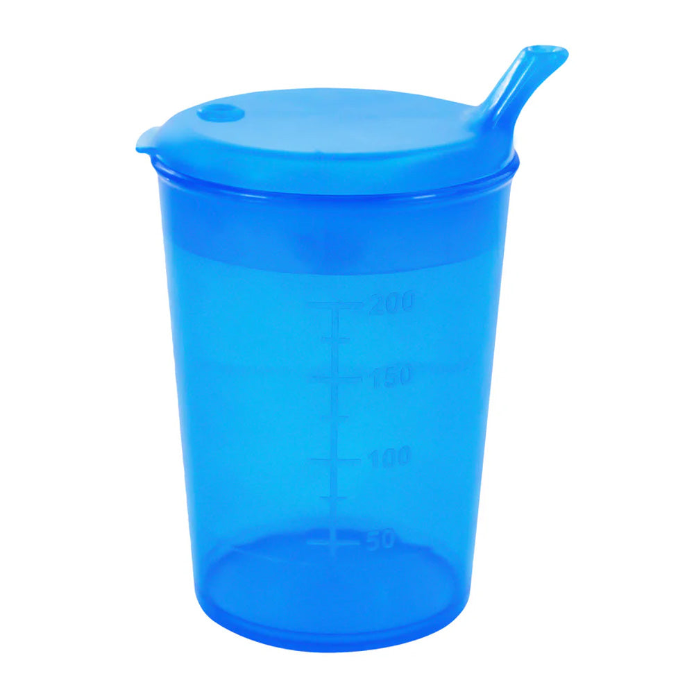 Blauer Schnabelbecher aus Kunststoff mit einer Füllmenge von 250 ml. Der Becher hat eine spezielle Schnabelöffnung, die 8 x 4 mm misst, um das Trinken zu erleichtern, insbesondere für Menschen mit eingeschränkten Fähigkeiten. Er ist robust und handlich, ideal für den täglichen Gebrauch. Die glatte Oberfläche des Bechers sorgt für eine einfache Reinigung und Hygiene. Der Becher hat eine ergonomische Form, die gut in der Hand liegt, und ermöglicht ein kontrolliertes Trinken.
