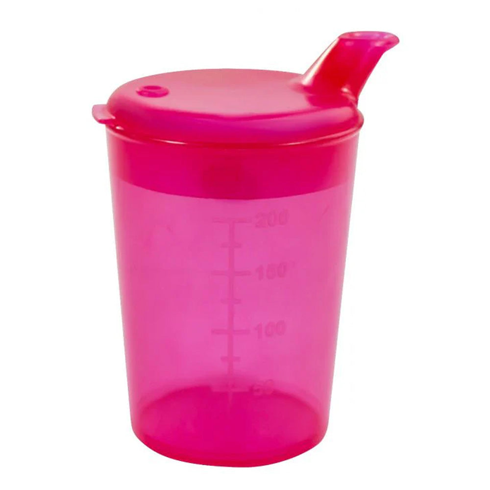 Rotfarbener Schnabelbecher mit einer Trinköffnung von 8x4 mm, ideal für die Förderung der Selbstständigkeit beim Trinken. Der Becher hat eine klare, konturierte Form und ermöglicht ein einfaches Halten für Kinder und Senioren. Die robuste Bauweise sorgt für Langlebigkeit und Einsatzsicherheit. Er eignet sich besonders für Menschen mit Schluckbeschwerden oder motorischen Einschränkungen. Der Becher ist aus langlebigem Material gefertigt, leicht zu reinigen und spülmaschinengeeignet.