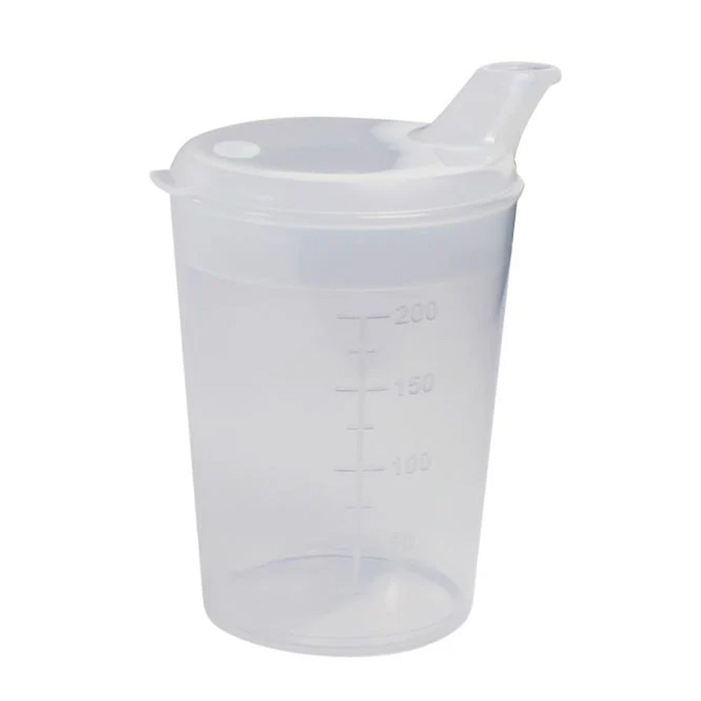 Transparentes Schnabelbecher-Set aus Kunststoff, bestehend aus einem Trinkbecher mit einem Volumen von 250 ml. Der Becher hat eine schlichte, klare Form und eine große Schnabelöffnung von 12x10 mm, die das Trinken erleichtert. Ideal für Personen mit Einschränkungen beim Trinken. Der Becher ist leicht und gut zu handhaben, mit einem stabilen Stand. Die transparente Farbe ermöglicht es, den Füllstand leicht zu erkennen.